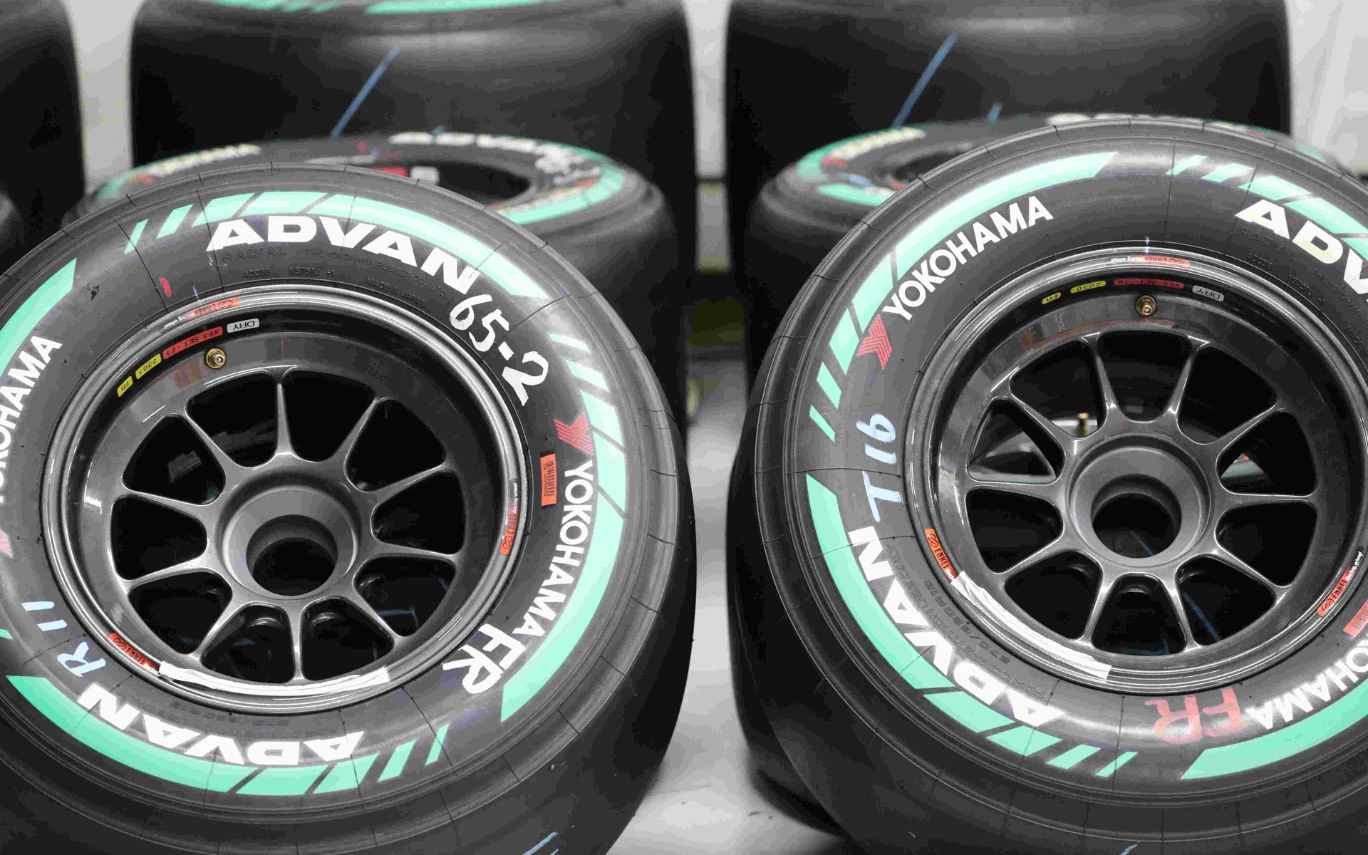 横浜ゴムがスーパーフォーミュラに供給しているサステナブルタイヤ。エコをイメージさせるグリーンのリボンが目印となっている