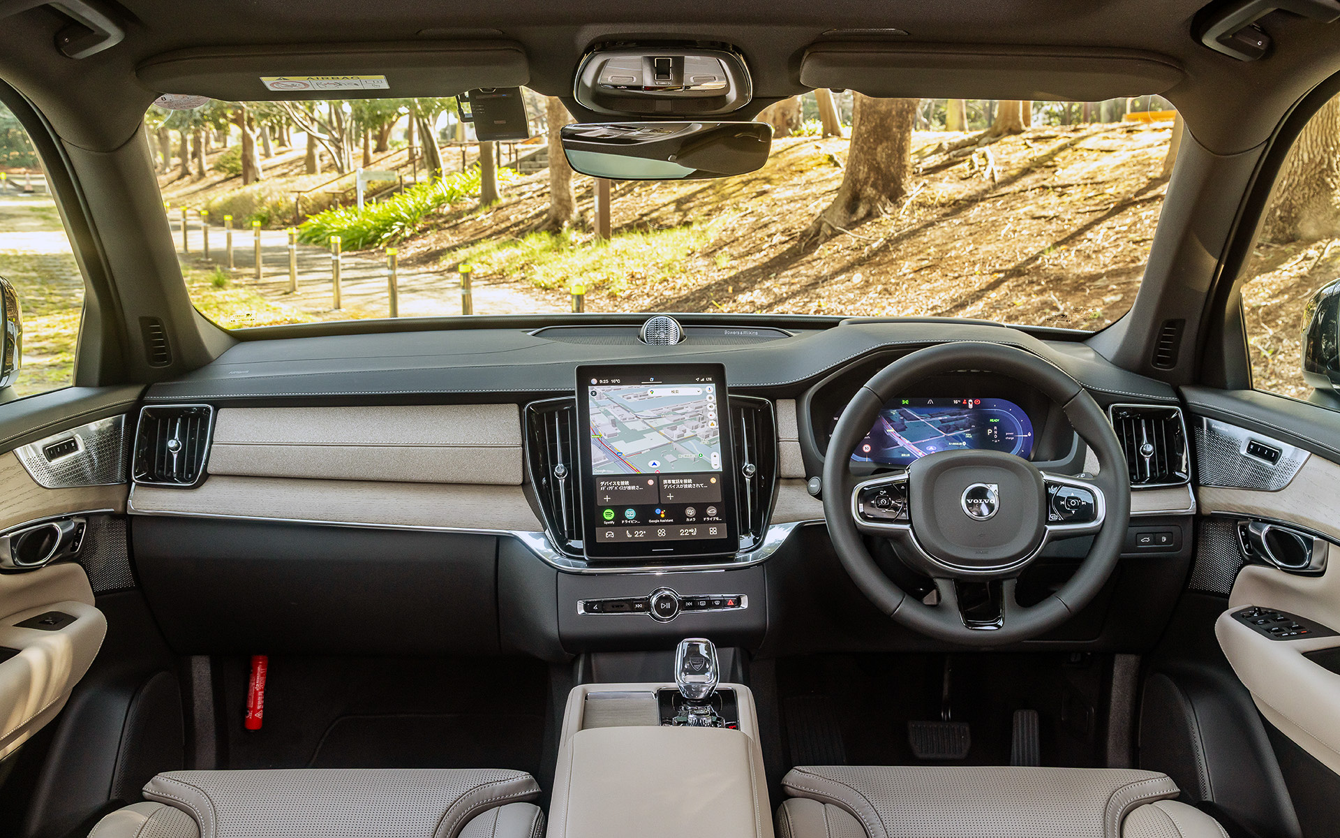 大幅に刷新されたインテリアでは、ダッシュボードが従来よりも直線的な形状になり、100％リサイクル素材を使用したプレミアムなステッチ入りのテキスタイル・パネルとウッド・パネルの組み合わせによってより上質な仕上がりとなった。また、凝ったディテールの新しい縦型エア吹き出し口が採用されるとともに、改良されたイルミネーションが夜間のラグジュアリーな雰囲気を演出。さらにセンターディスプレイは従来の9インチから11.2インチに大型化され、ピクセル密度も21％向上している