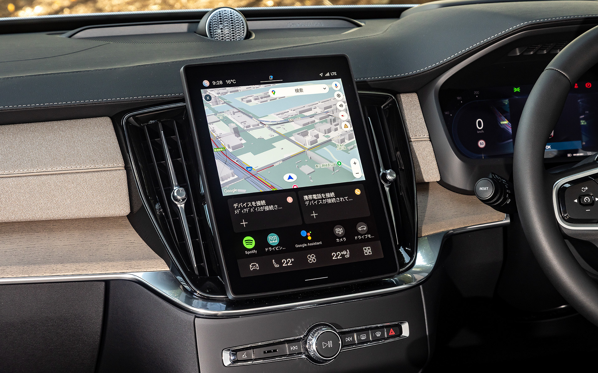 大幅に刷新されたインテリアでは、ダッシュボードが従来よりも直線的な形状になり、100％リサイクル素材を使用したプレミアムなステッチ入りのテキスタイル・パネルとウッド・パネルの組み合わせによってより上質な仕上がりとなった。また、凝ったディテールの新しい縦型エア吹き出し口が採用されるとともに、改良されたイルミネーションが夜間のラグジュアリーな雰囲気を演出。さらにセンターディスプレイは従来の9インチから11.2インチに大型化され、ピクセル密度も21％向上している