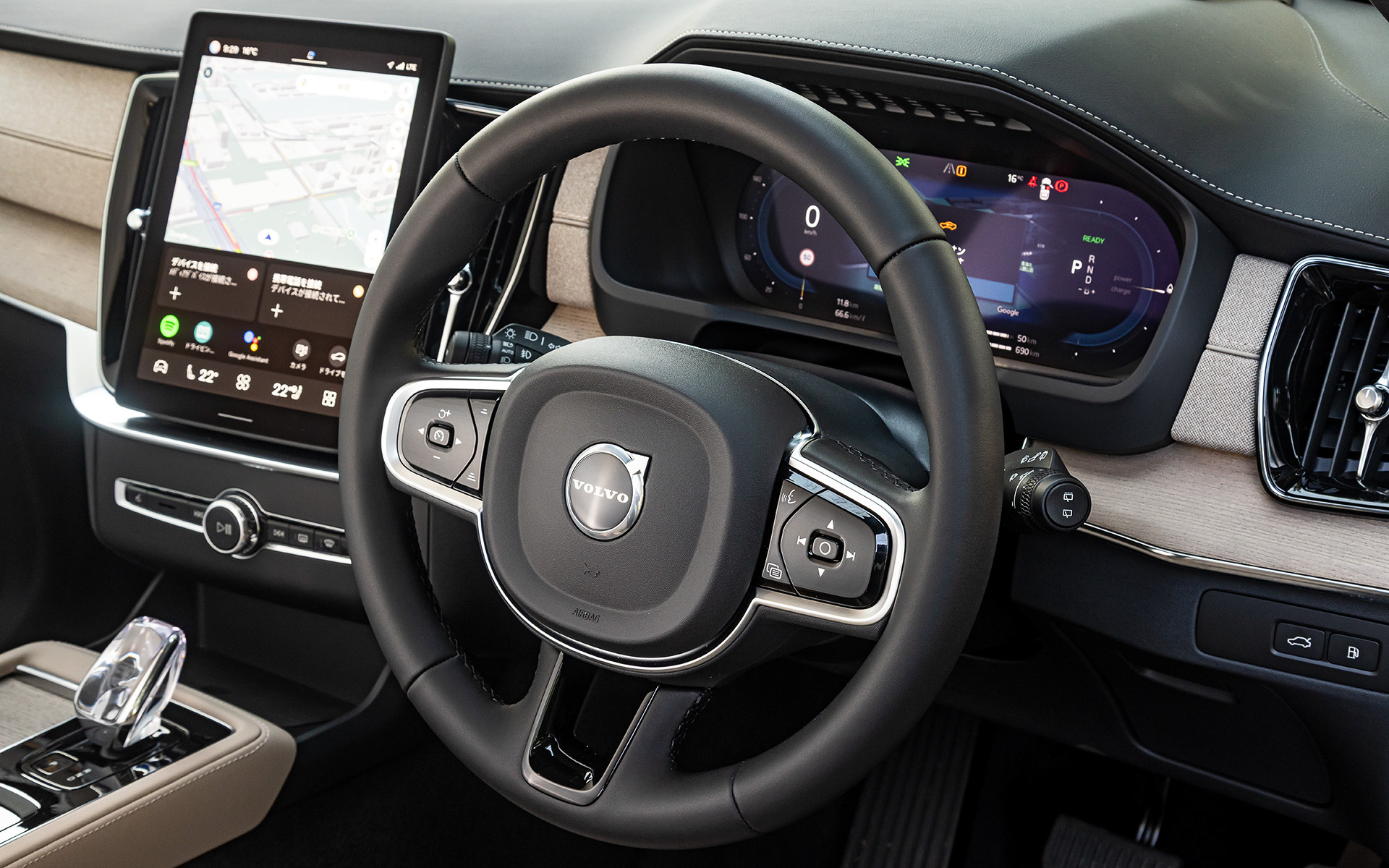 大幅に刷新されたインテリアでは、ダッシュボードが従来よりも直線的な形状になり、100％リサイクル素材を使用したプレミアムなステッチ入りのテキスタイル・パネルとウッド・パネルの組み合わせによってより上質な仕上がりとなった。また、凝ったディテールの新しい縦型エア吹き出し口が採用されるとともに、改良されたイルミネーションが夜間のラグジュアリーな雰囲気を演出。さらにセンターディスプレイは従来の9インチから11.2インチに大型化され、ピクセル密度も21％向上している