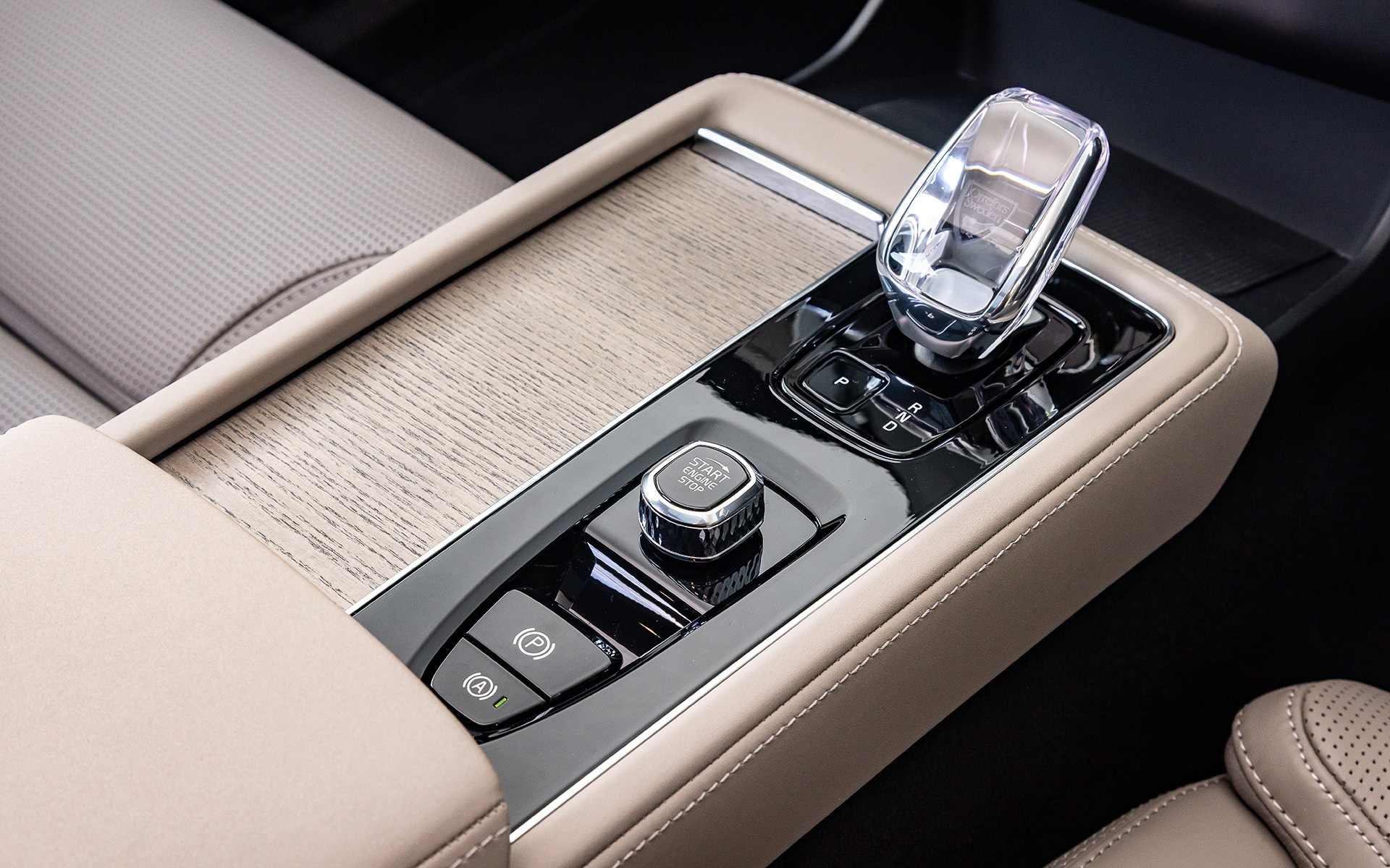 大幅に刷新されたインテリアでは、ダッシュボードが従来よりも直線的な形状になり、100％リサイクル素材を使用したプレミアムなステッチ入りのテキスタイル・パネルとウッド・パネルの組み合わせによってより上質な仕上がりとなった。また、凝ったディテールの新しい縦型エア吹き出し口が採用されるとともに、改良されたイルミネーションが夜間のラグジュアリーな雰囲気を演出。さらにセンターディスプレイは従来の9インチから11.2インチに大型化され、ピクセル密度も21％向上している