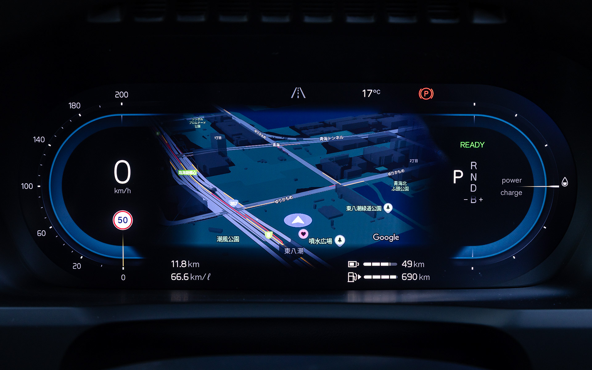 大幅に刷新されたインテリアでは、ダッシュボードが従来よりも直線的な形状になり、100％リサイクル素材を使用したプレミアムなステッチ入りのテキスタイル・パネルとウッド・パネルの組み合わせによってより上質な仕上がりとなった。また、凝ったディテールの新しい縦型エア吹き出し口が採用されるとともに、改良されたイルミネーションが夜間のラグジュアリーな雰囲気を演出。さらにセンターディスプレイは従来の9インチから11.2インチに大型化され、ピクセル密度も21％向上している