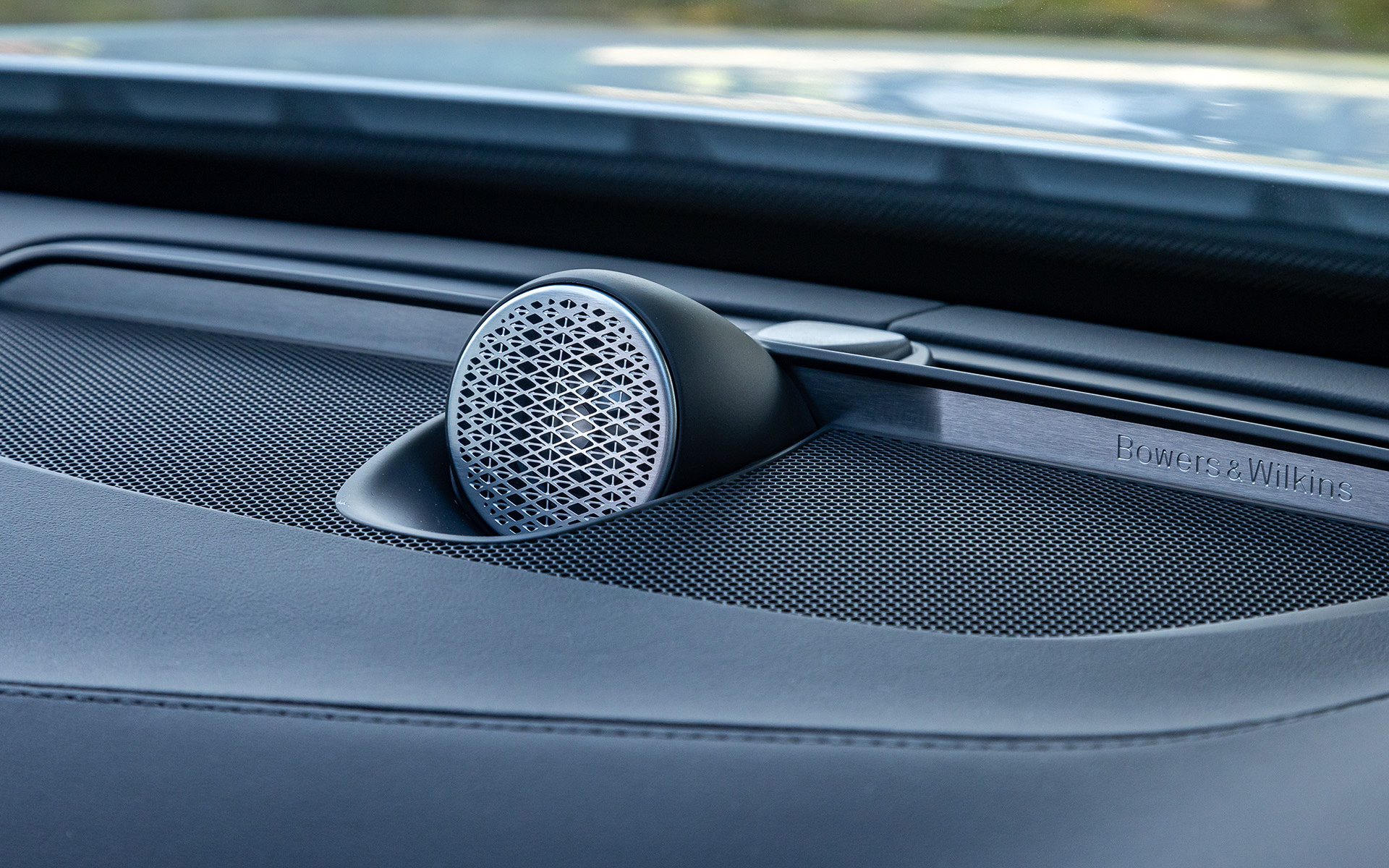 大幅に刷新されたインテリアでは、ダッシュボードが従来よりも直線的な形状になり、100％リサイクル素材を使用したプレミアムなステッチ入りのテキスタイル・パネルとウッド・パネルの組み合わせによってより上質な仕上がりとなった。また、凝ったディテールの新しい縦型エア吹き出し口が採用されるとともに、改良されたイルミネーションが夜間のラグジュアリーな雰囲気を演出。さらにセンターディスプレイは従来の9インチから11.2インチに大型化され、ピクセル密度も21％向上している