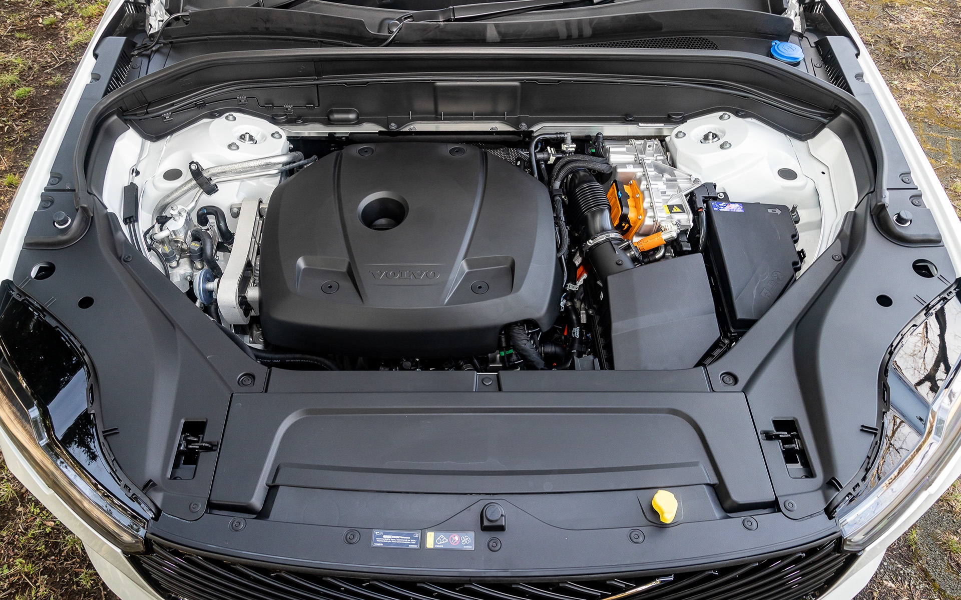 プラグインハイブリッドは直列4気筒DOHC 2.0リッター直噴ガソリンターボエンジンに電気モーターを組み合わせ、エンジンの最高出力は233kW（317PS）/6000rpm、最大トルクは400Nm（40.8kgfm）/3000-5400rpm。燃料消費率は13.3km/L（WLTCモード）。電気モーターのみで73kmのEV走行が可能になっている