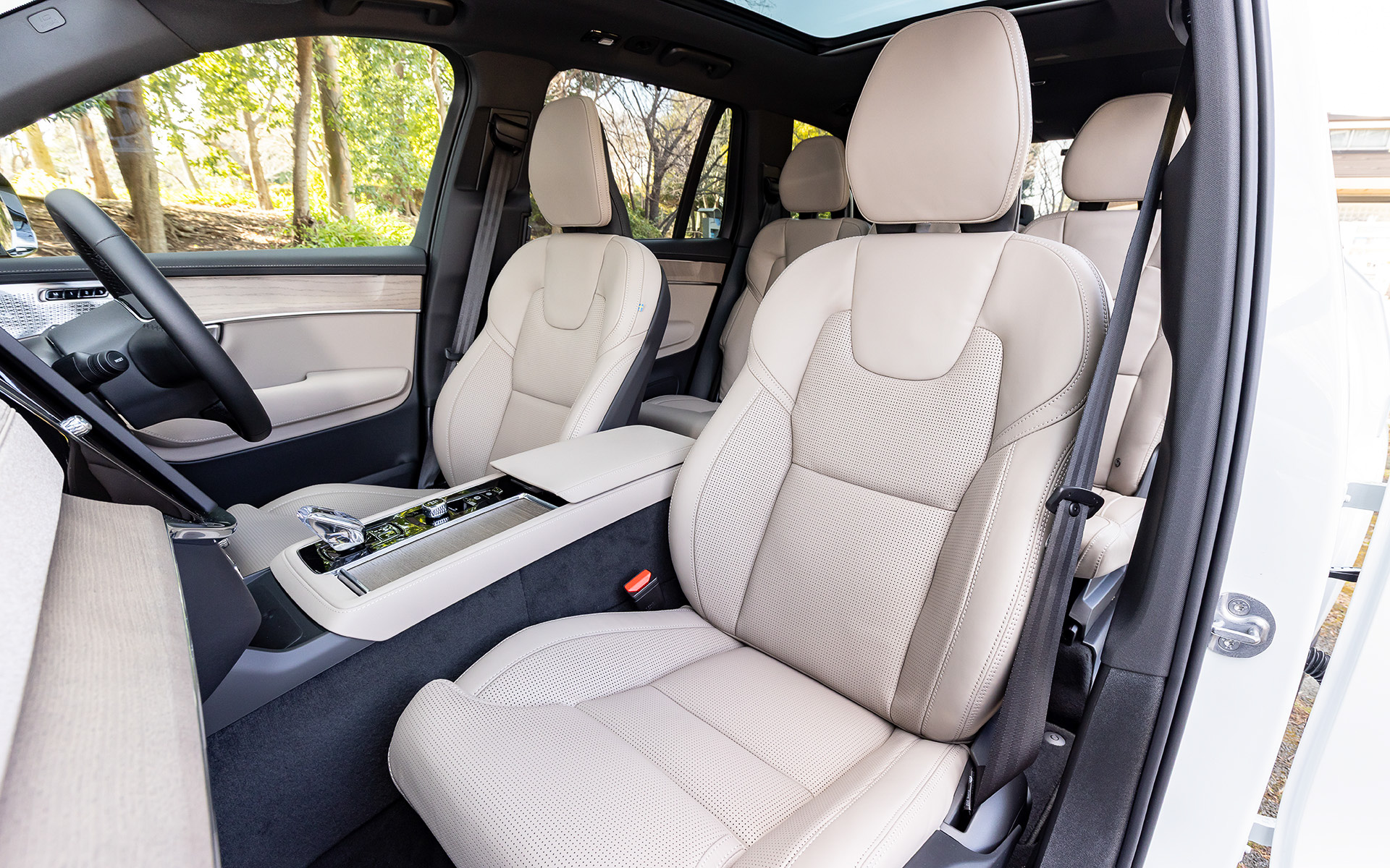 大幅に刷新されたインテリアでは、ダッシュボードが従来よりも直線的な形状になり、100％リサイクル素材を使用したプレミアムなステッチ入りのテキスタイル・パネルとウッド・パネルの組み合わせによってより上質な仕上がりとなった。また、凝ったディテールの新しい縦型エア吹き出し口が採用されるとともに、改良されたイルミネーションが夜間のラグジュアリーな雰囲気を演出。さらにセンターディスプレイは従来の9インチから11.2インチに大型化され、ピクセル密度も21％向上している