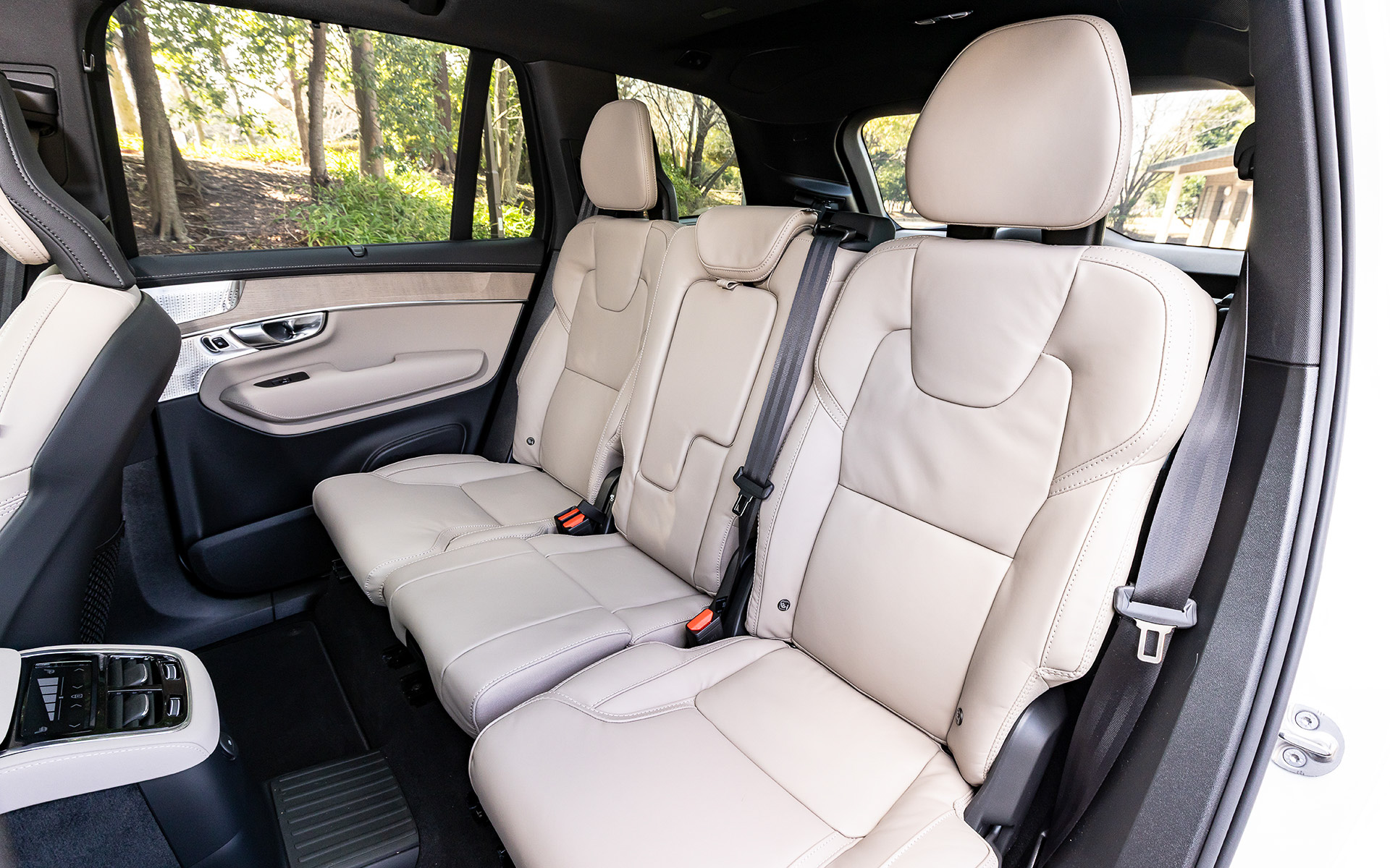 大幅に刷新されたインテリアでは、ダッシュボードが従来よりも直線的な形状になり、100％リサイクル素材を使用したプレミアムなステッチ入りのテキスタイル・パネルとウッド・パネルの組み合わせによってより上質な仕上がりとなった。また、凝ったディテールの新しい縦型エア吹き出し口が採用されるとともに、改良されたイルミネーションが夜間のラグジュアリーな雰囲気を演出。さらにセンターディスプレイは従来の9インチから11.2インチに大型化され、ピクセル密度も21％向上している