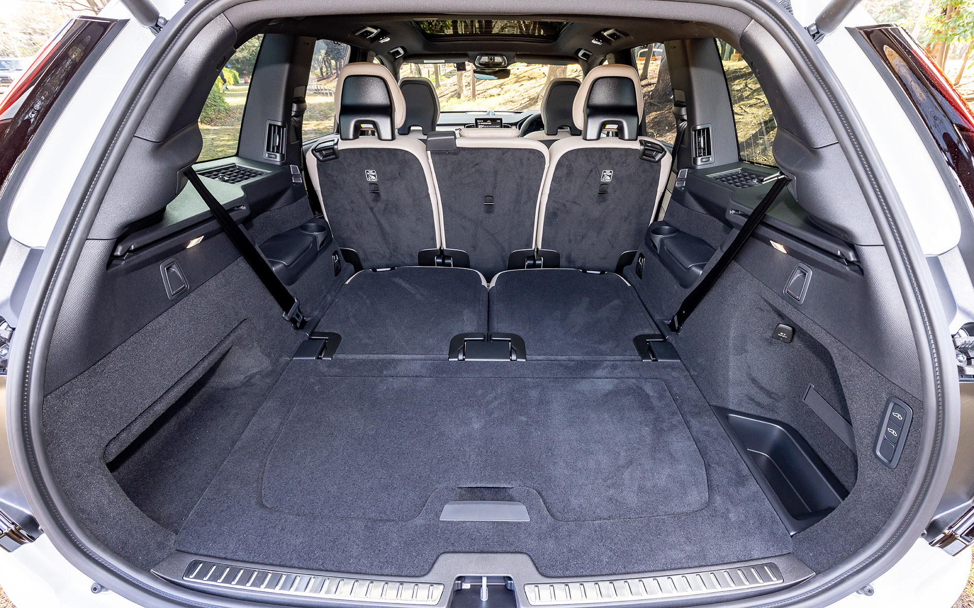 大幅に刷新されたインテリアでは、ダッシュボードが従来よりも直線的な形状になり、100％リサイクル素材を使用したプレミアムなステッチ入りのテキスタイル・パネルとウッド・パネルの組み合わせによってより上質な仕上がりとなった。また、凝ったディテールの新しい縦型エア吹き出し口が採用されるとともに、改良されたイルミネーションが夜間のラグジュアリーな雰囲気を演出。さらにセンターディスプレイは従来の9インチから11.2インチに大型化され、ピクセル密度も21％向上している