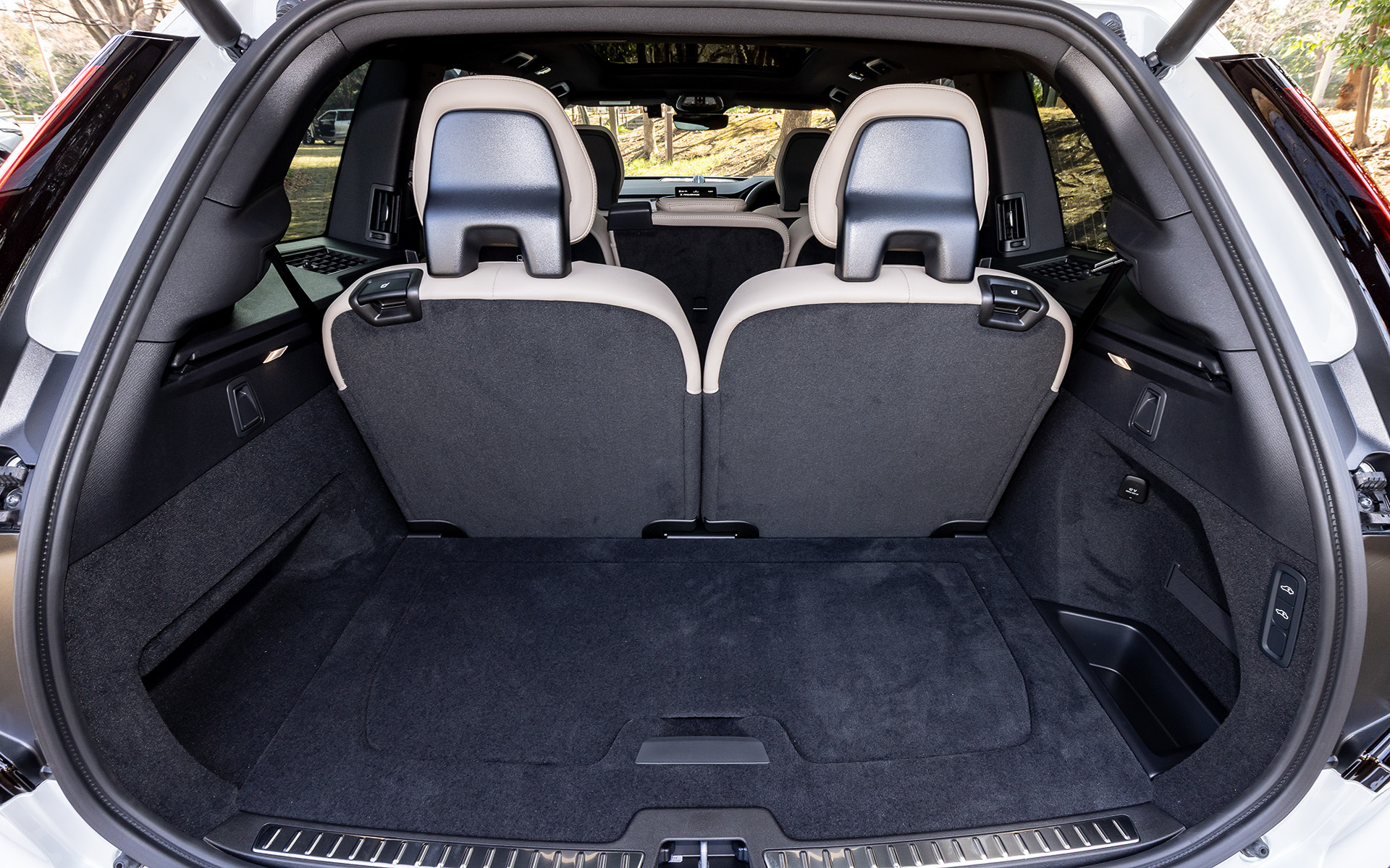 大幅に刷新されたインテリアでは、ダッシュボードが従来よりも直線的な形状になり、100％リサイクル素材を使用したプレミアムなステッチ入りのテキスタイル・パネルとウッド・パネルの組み合わせによってより上質な仕上がりとなった。また、凝ったディテールの新しい縦型エア吹き出し口が採用されるとともに、改良されたイルミネーションが夜間のラグジュアリーな雰囲気を演出。さらにセンターディスプレイは従来の9インチから11.2インチに大型化され、ピクセル密度も21％向上している