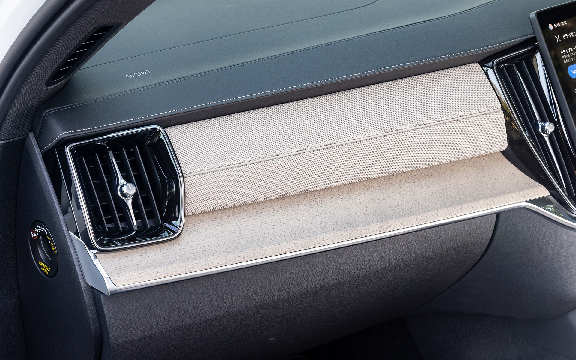 大幅に刷新されたインテリアでは、ダッシュボードが従来よりも直線的な形状になり、100％リサイクル素材を使用したプレミアムなステッチ入りのテキスタイル・パネルとウッド・パネルの組み合わせによってより上質な仕上がりとなった。また、凝ったディテールの新しい縦型エア吹き出し口が採用されるとともに、改良されたイルミネーションが夜間のラグジュアリーな雰囲気を演出。さらにセンターディスプレイは従来の9インチから11.2インチに大型化され、ピクセル密度も21％向上している