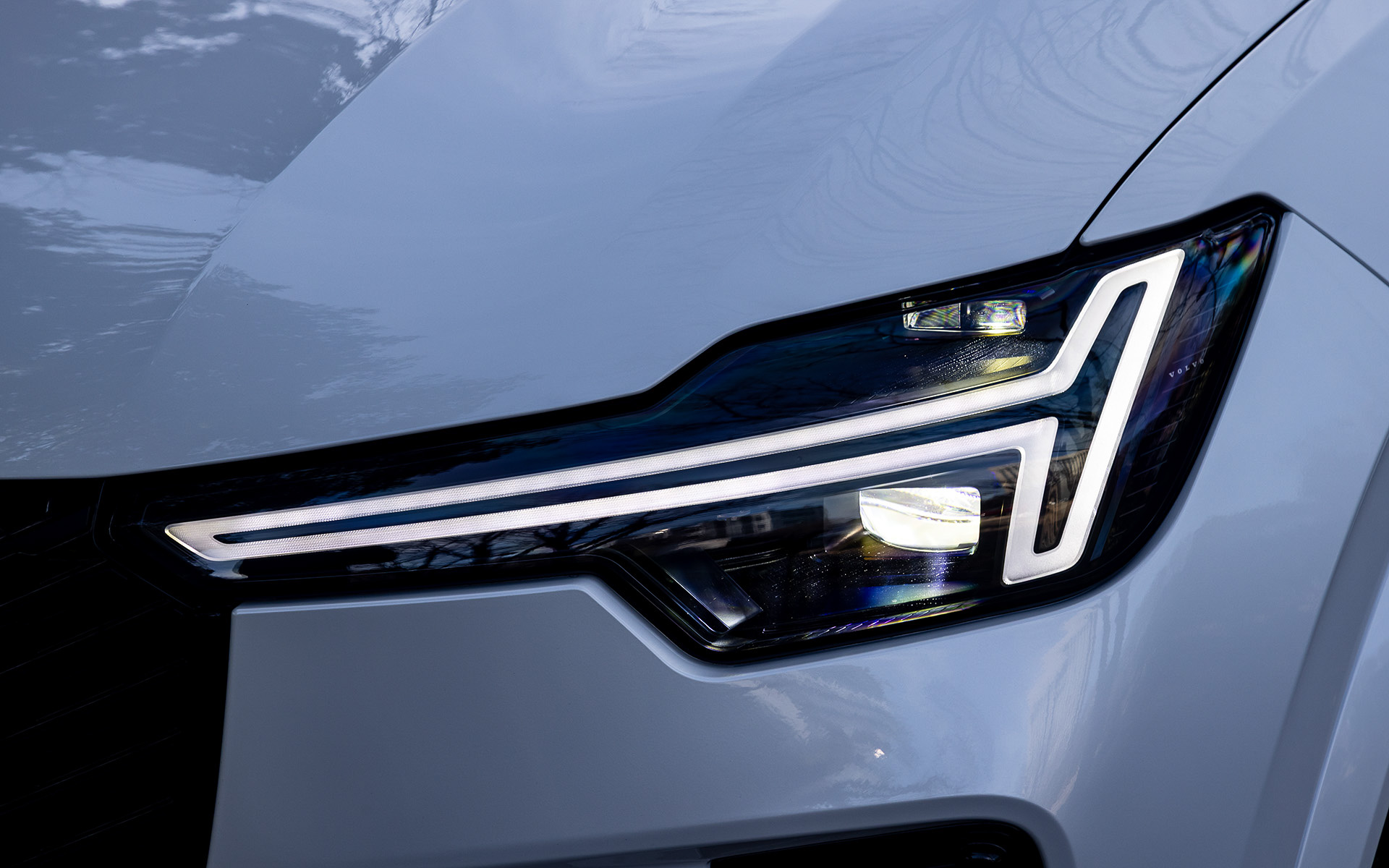 エクステリアではフロントフェイスを一新して最新EVと共通する要素を反映。2方向から伸びる斜線が重なり合うグラフィカルなパターンを取り入れたフロントグリル、マトリックスデザインLEDでスリムになったトールハンマーヘッドライト、彫刻的なボンネットや改良されたフロントバンパーなどを採用している