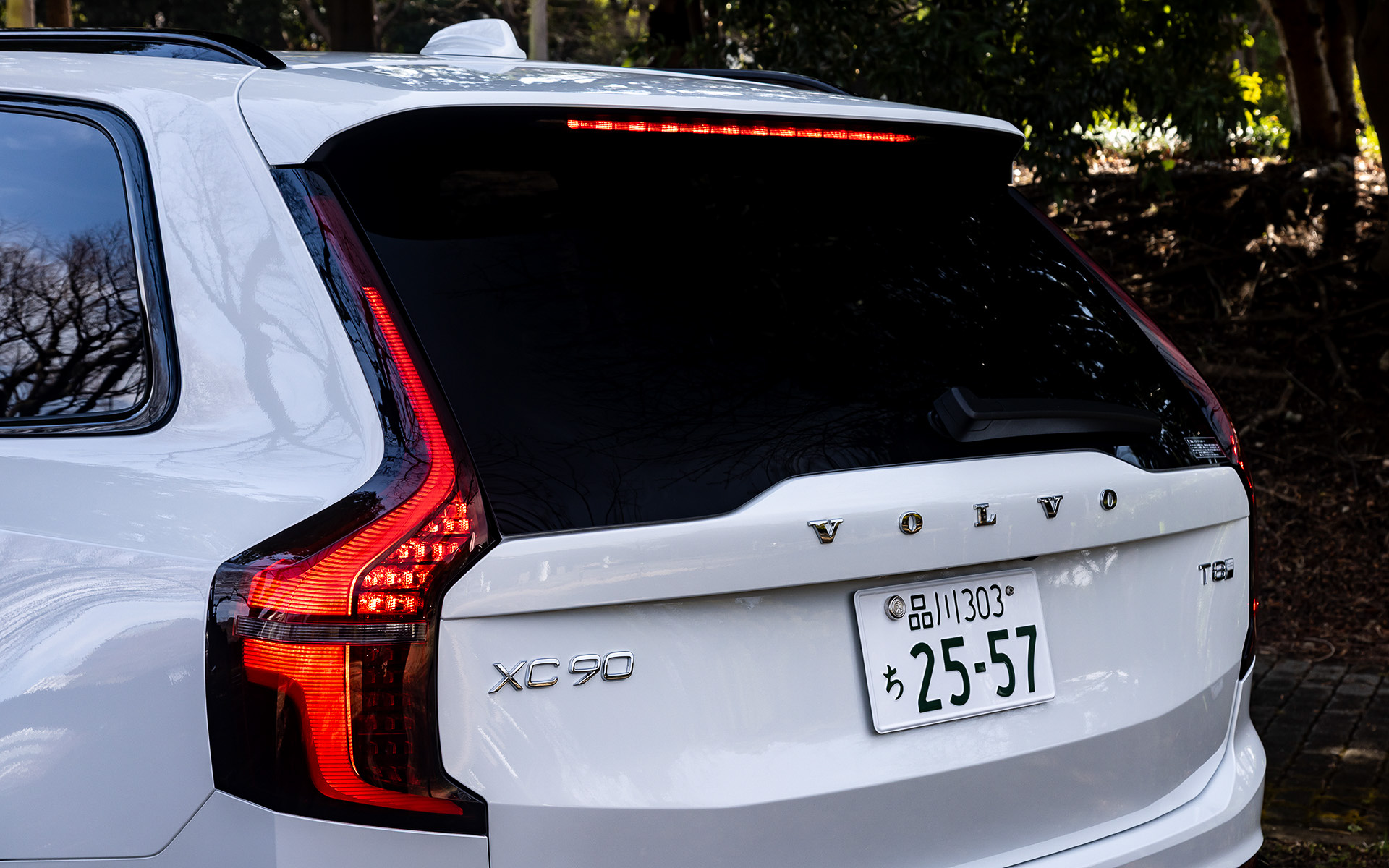 エクステリアではフロントフェイスを一新して最新EVと共通する要素を反映。2方向から伸びる斜線が重なり合うグラフィカルなパターンを取り入れたフロントグリル、マトリックスデザインLEDでスリムになったトールハンマーヘッドライト、彫刻的なボンネットや改良されたフロントバンパーなどを採用している