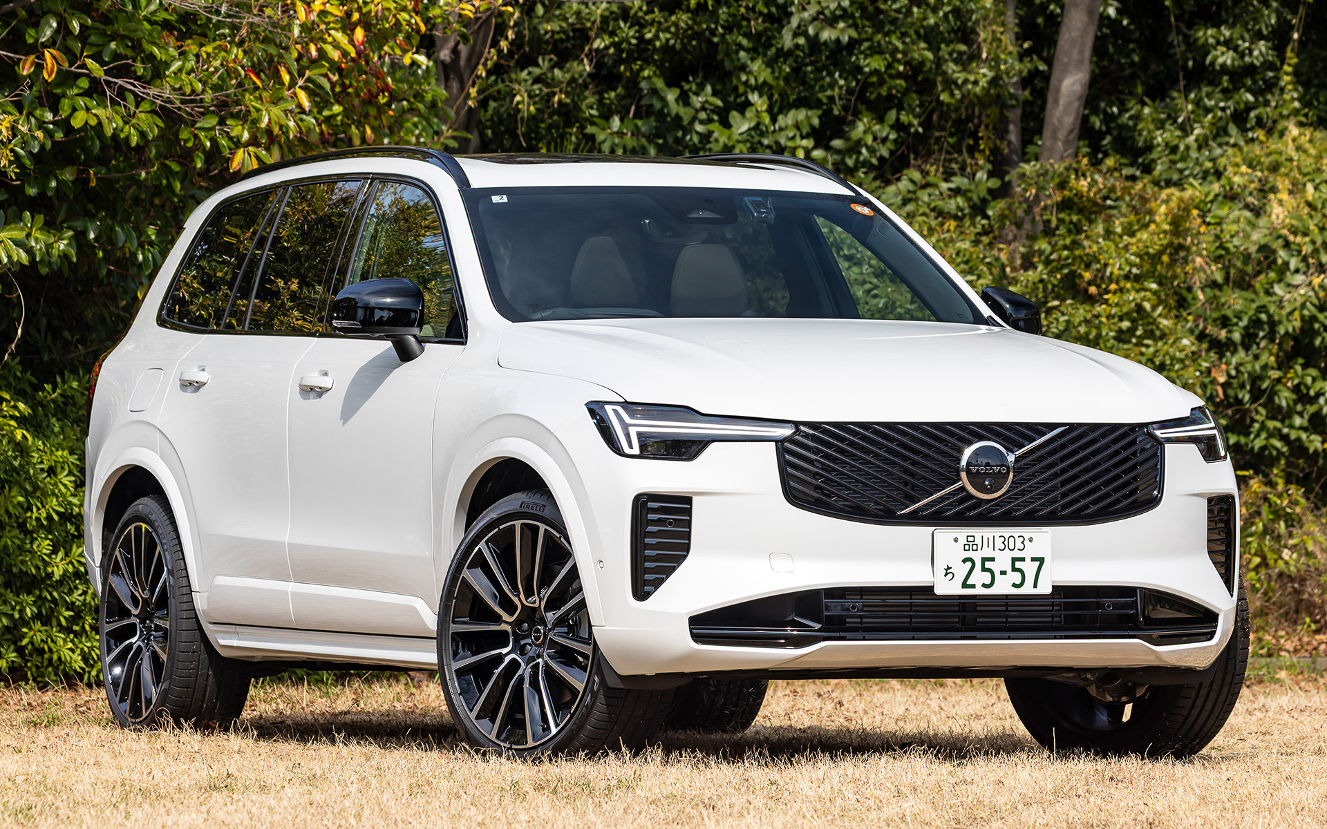 今回試乗したのはPHEVの「XC90 Ultra T8 AWD plug-in hybrid」（1294万円）。ボディサイズは4955×1960×1775mm（全長×全幅×全高）、ホイールベースは2985mm。一充電でのEV航続距離は73kmとした