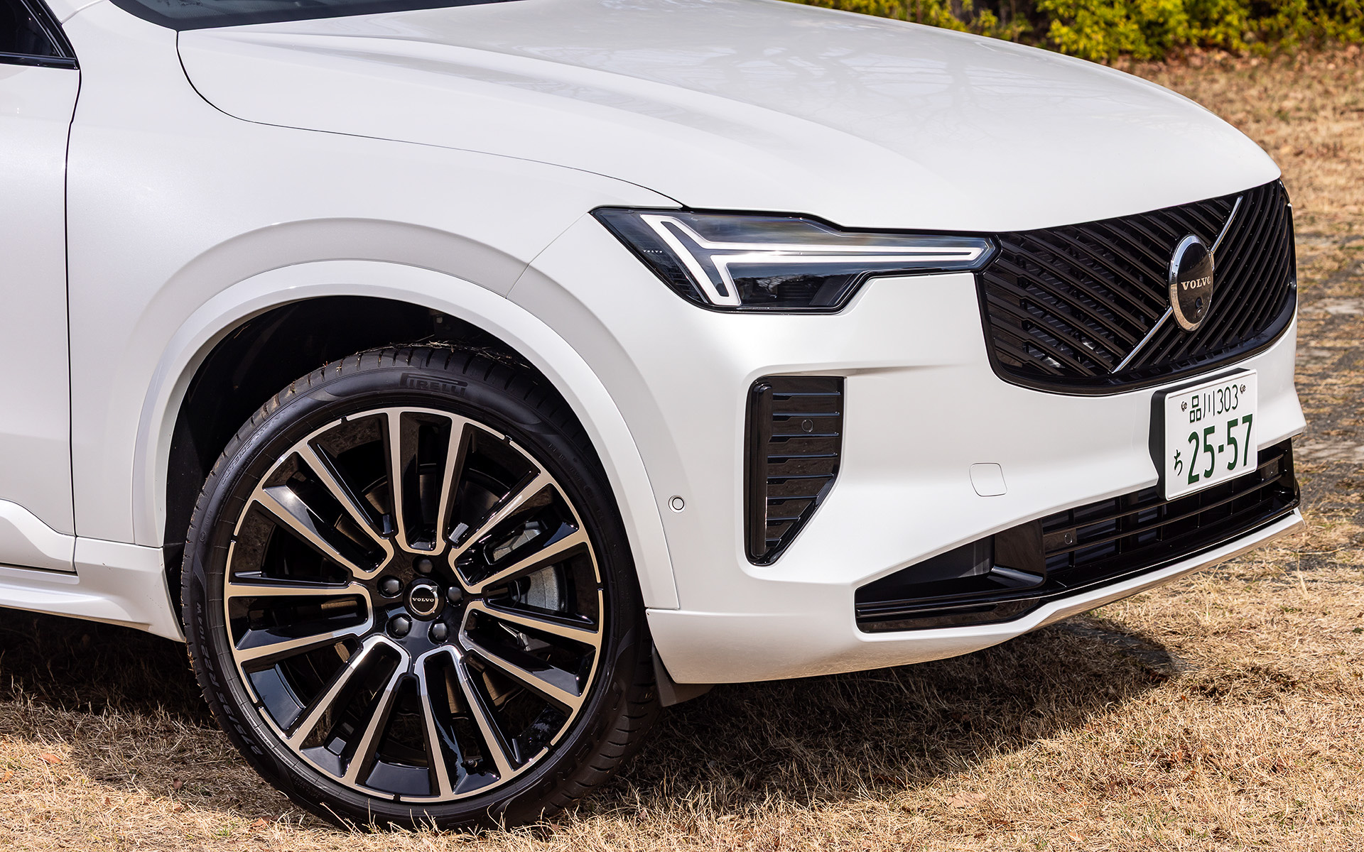 エクステリアではフロントフェイスを一新して最新EVと共通する要素を反映。2方向から伸びる斜線が重なり合うグラフィカルなパターンを取り入れたフロントグリル、マトリックスデザインLEDでスリムになったトールハンマーヘッドライト、彫刻的なボンネットや改良されたフロントバンパーなどを採用している