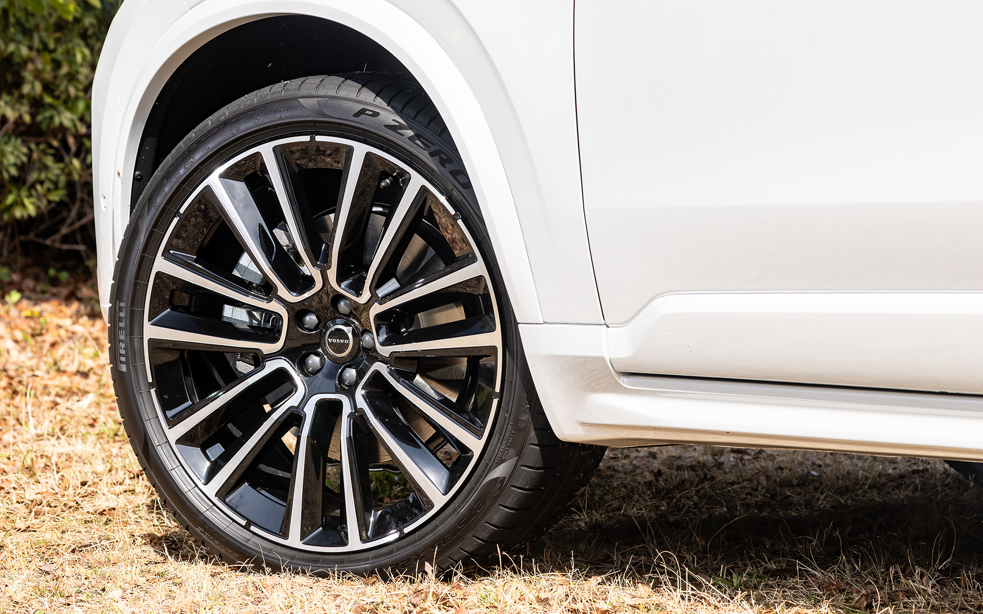 足下は22インチホイールにピレリ「P ZERO」（275/35R22）をセット