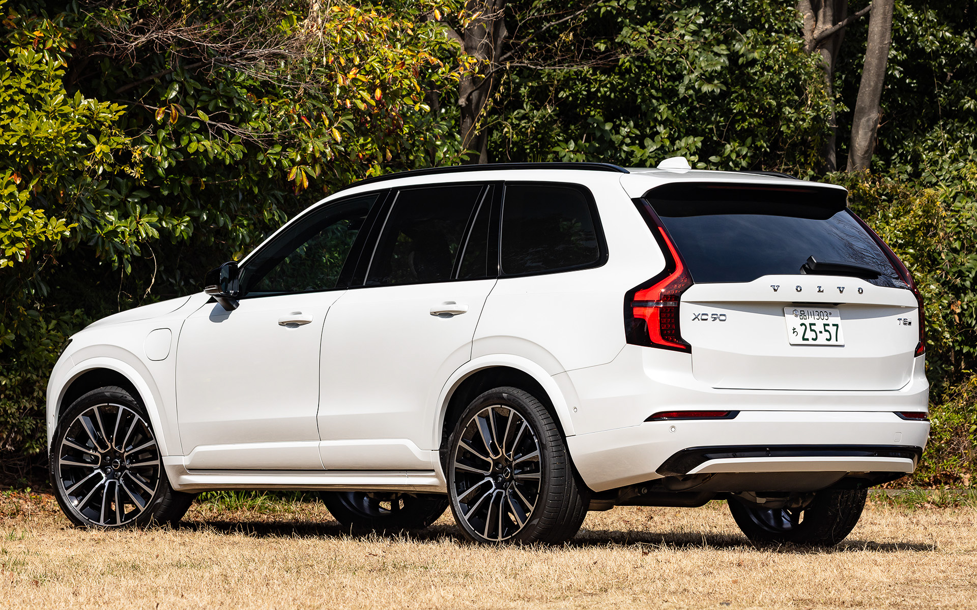 今回試乗したのはPHEVの「XC90 Ultra T8 AWD plug-in hybrid」（1294万円）。ボディサイズは4955×1960×1775mm（全長×全幅×全高）、ホイールベースは2985mm。一充電でのEV航続距離は73kmとした