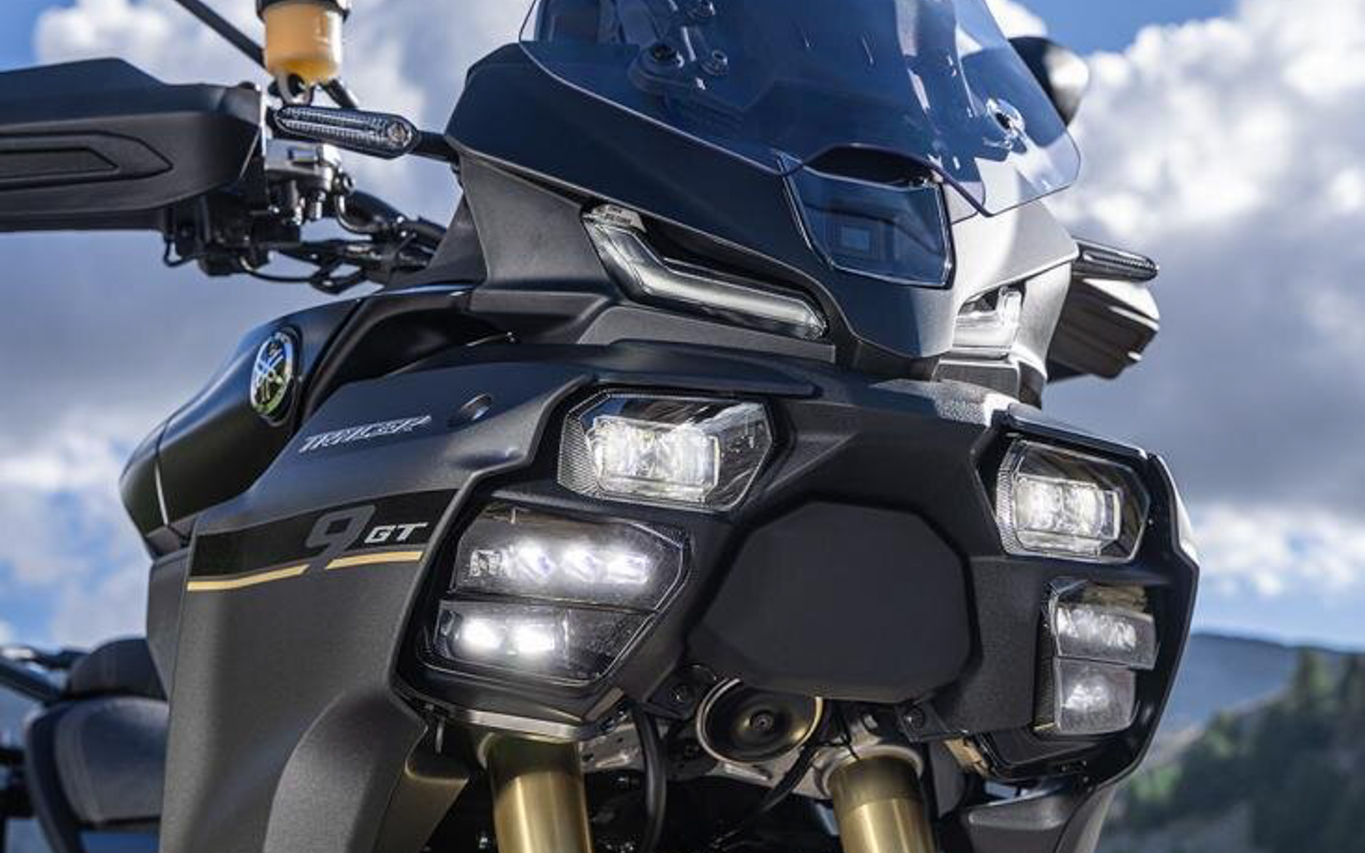 「マトリクスLEDヘッドライト」を二輪用として世界初採用した「TRACER9 GT ABS」
