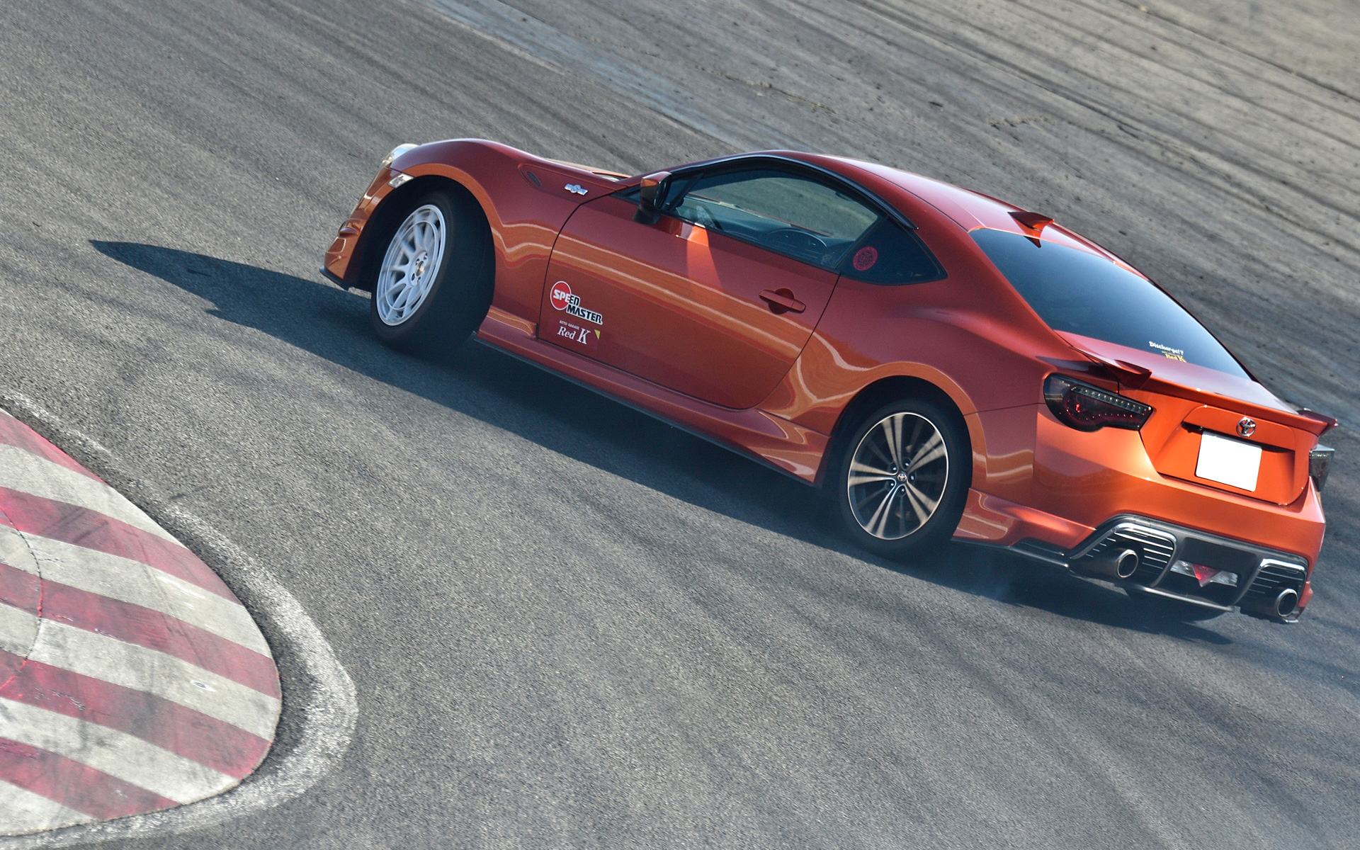 ドリフト枠では参加者も派手に後輪を滑らして走行