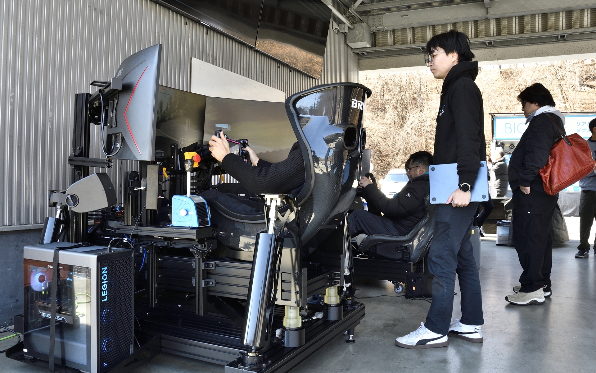 ゼンカイレーシングがシミュレータ2台を持ち込んでバーチャルの体験をした