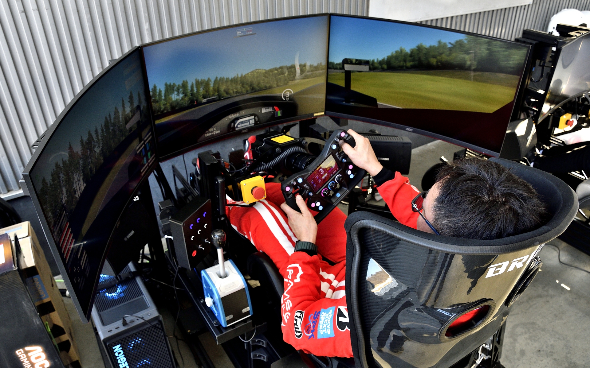 シミュレータのソフトは、ステアリングの感触からシートの揺れや傾きまで再現して、実車のような体験ができる