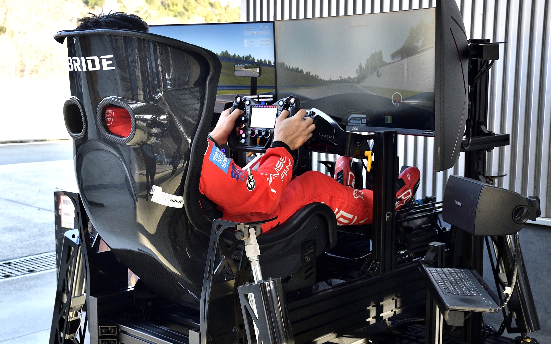 シミュレータに乗る橋本氏