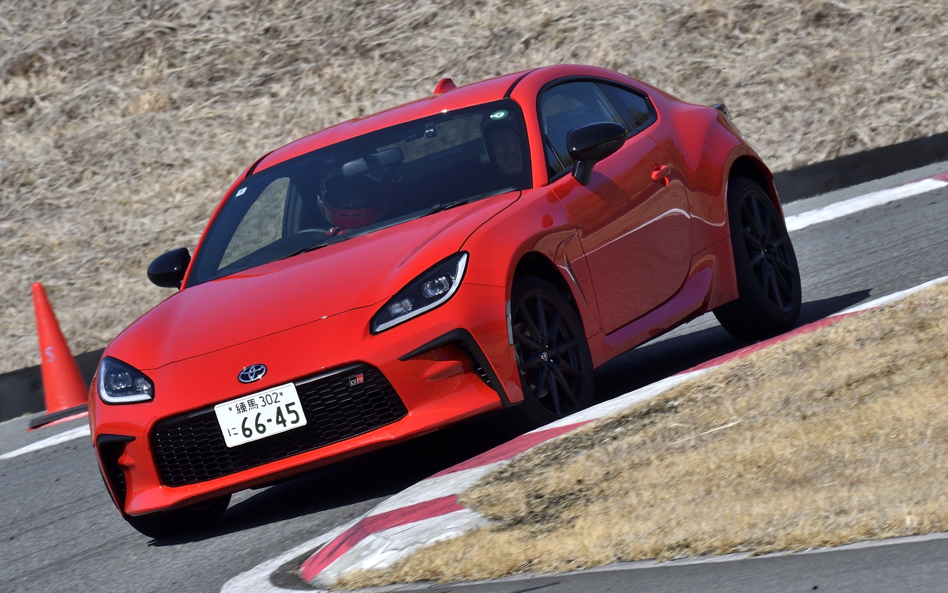 橋本氏がドライブしたのは現行のGR86で、特に改造はないノーマル車