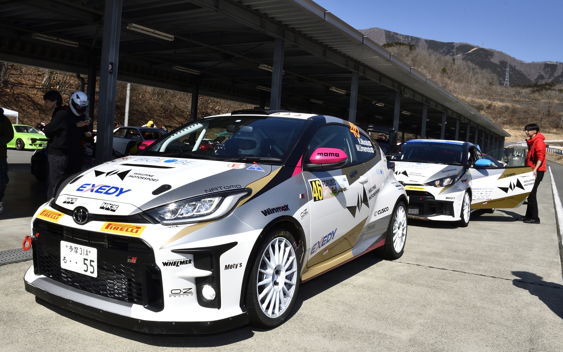 同乗走行に使われたGRヤリス。ラリーに参戦するクルマそのもので、グリップ走行の枠で走る