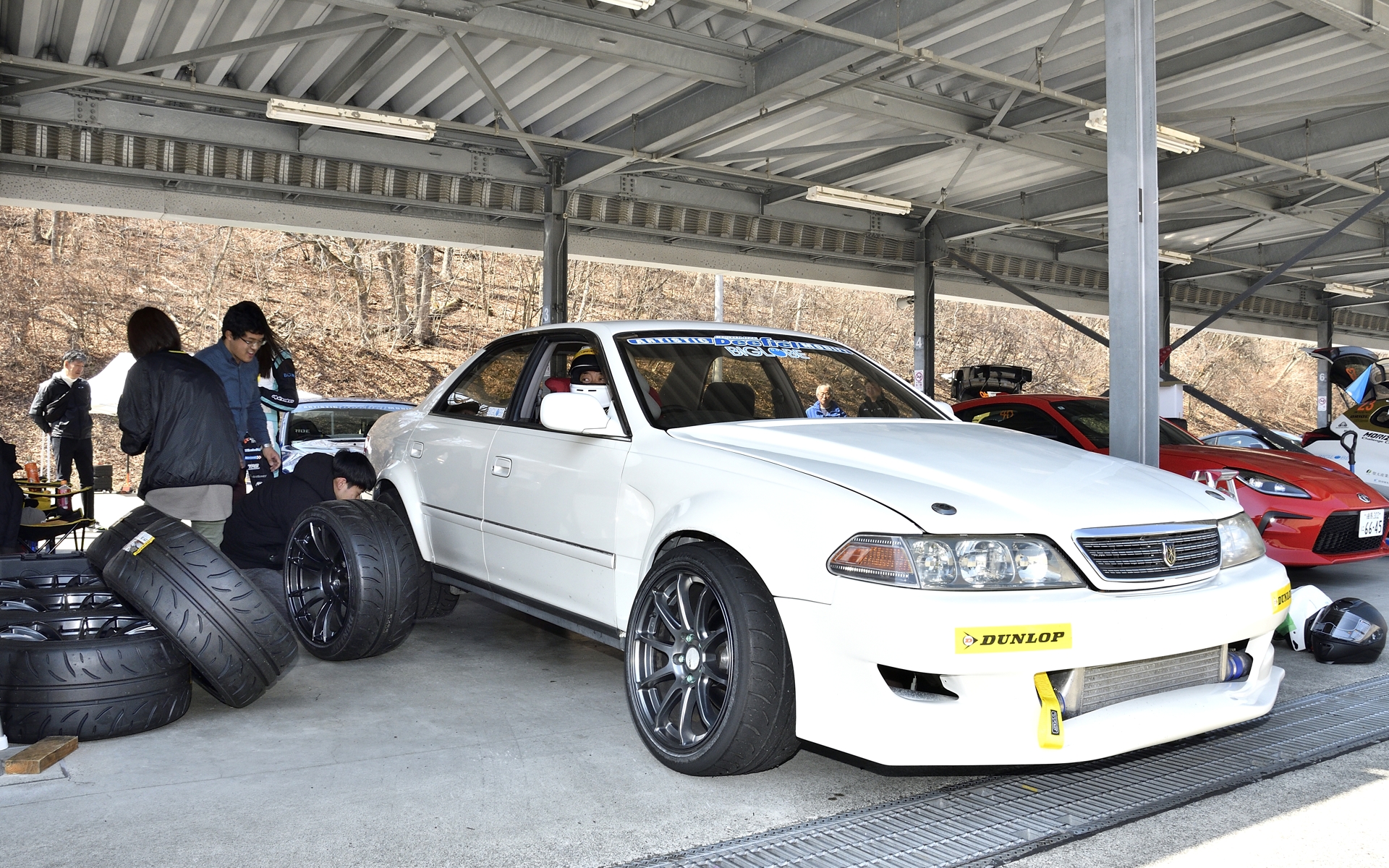 ドリフト走行の枠で走るJZX100型マークII