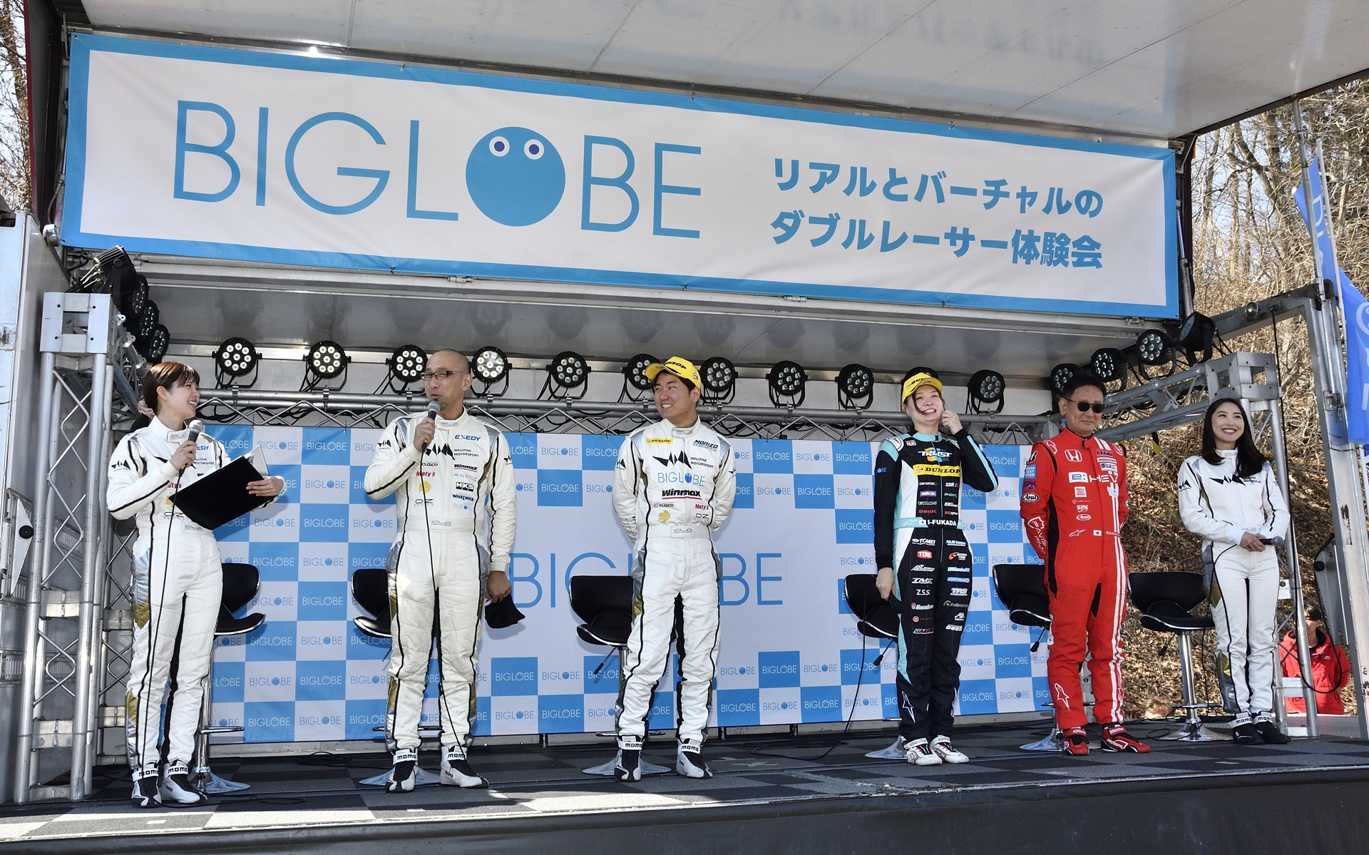 走行の合間にトークショーがスタート