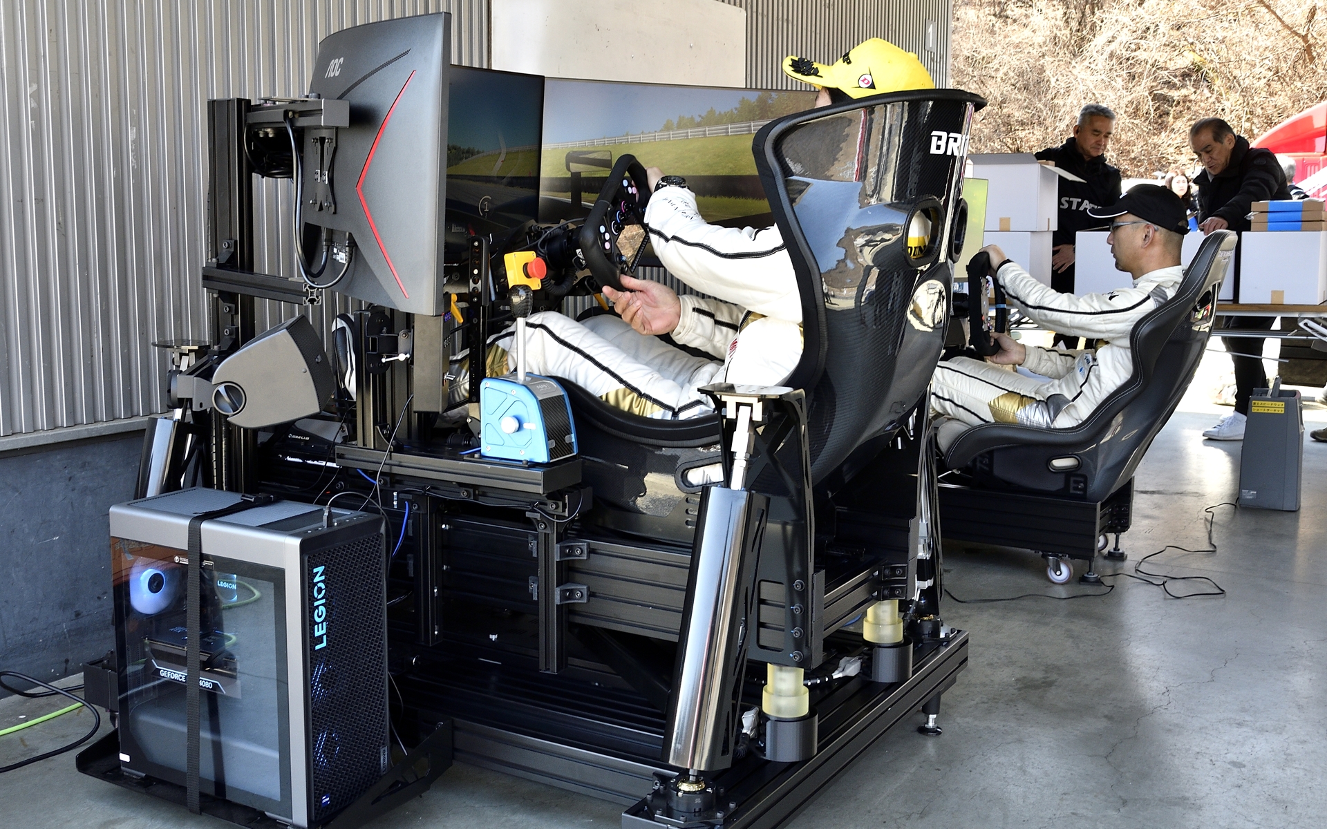 シミュレータに乗る村田選手と長尾選手