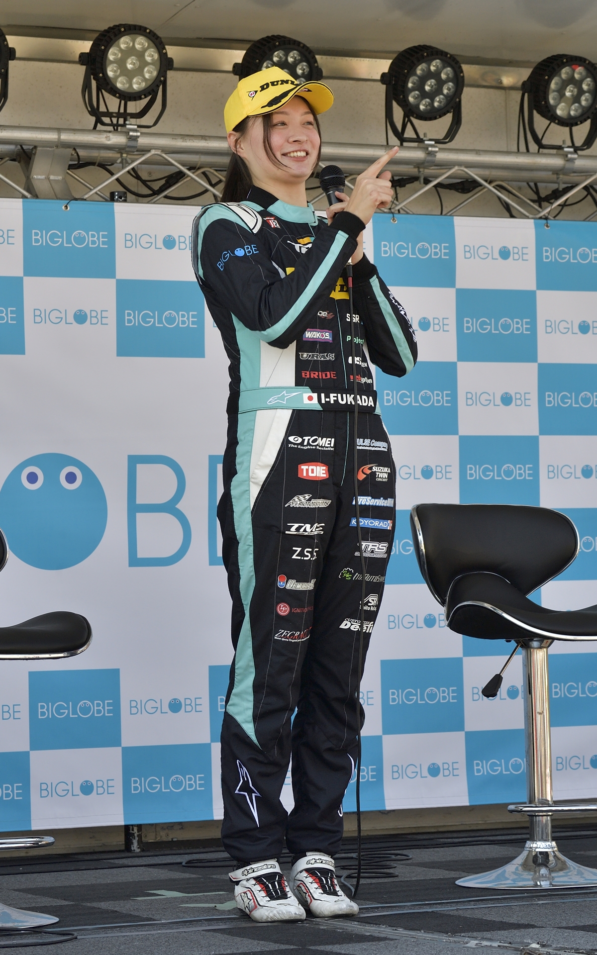 トークショー後半の話題の中心は、中学生のころからMT車に乗り高校生でドリフトをはじめた深田一希選手