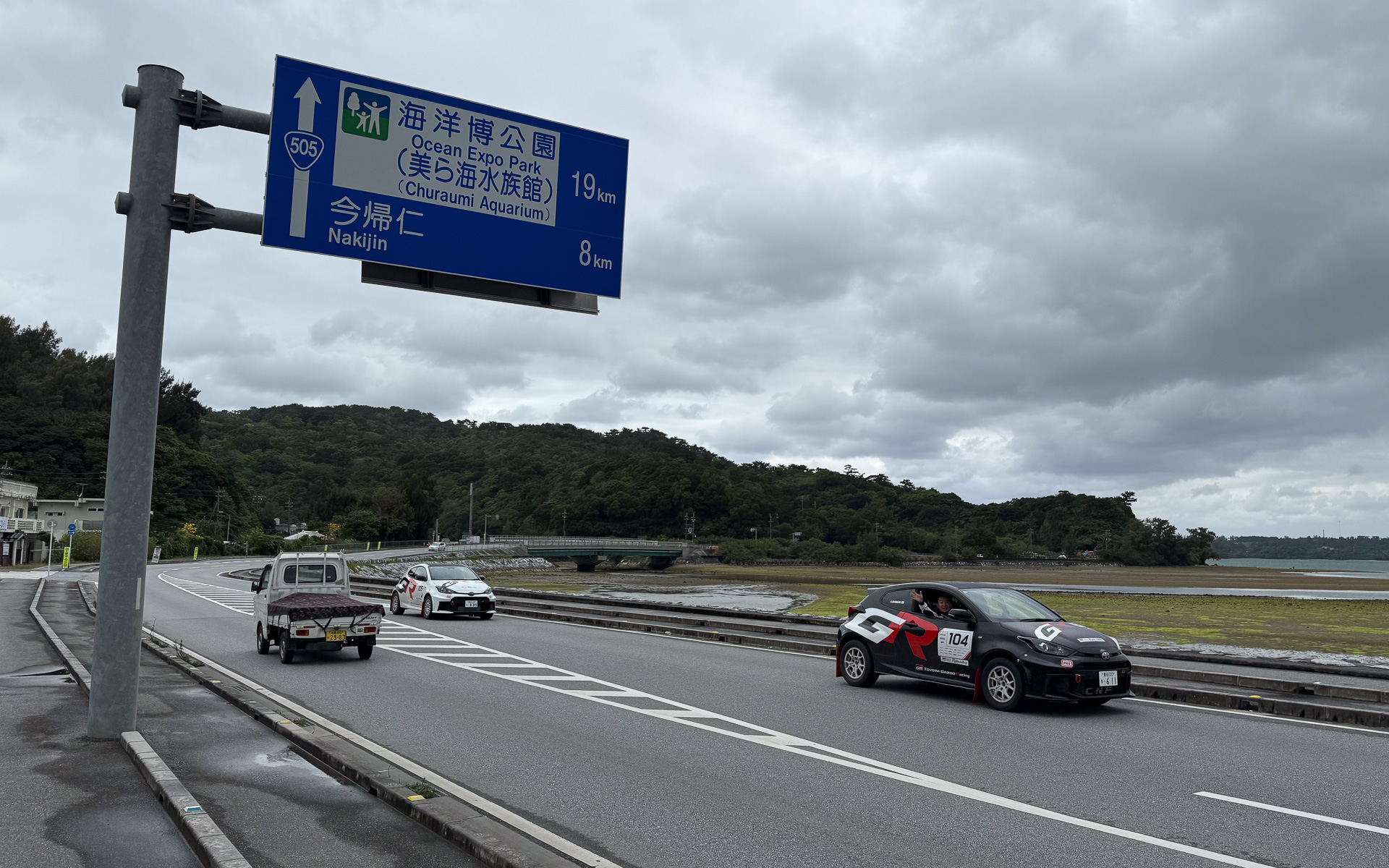 北側のリエゾン区間の一コマ。午後になり天候は曇り、海との組み合わせを狙ってみたが干潮の時間帯でした