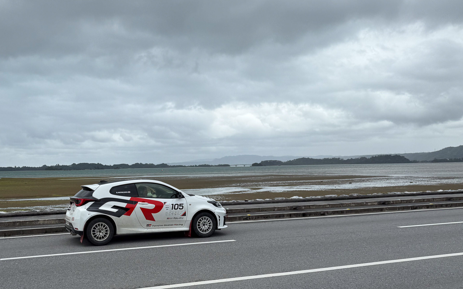 少しだけ青い海が見られるポイント。クルマは2位となった105号車 山本晋也/南山要一組のGRヤリス