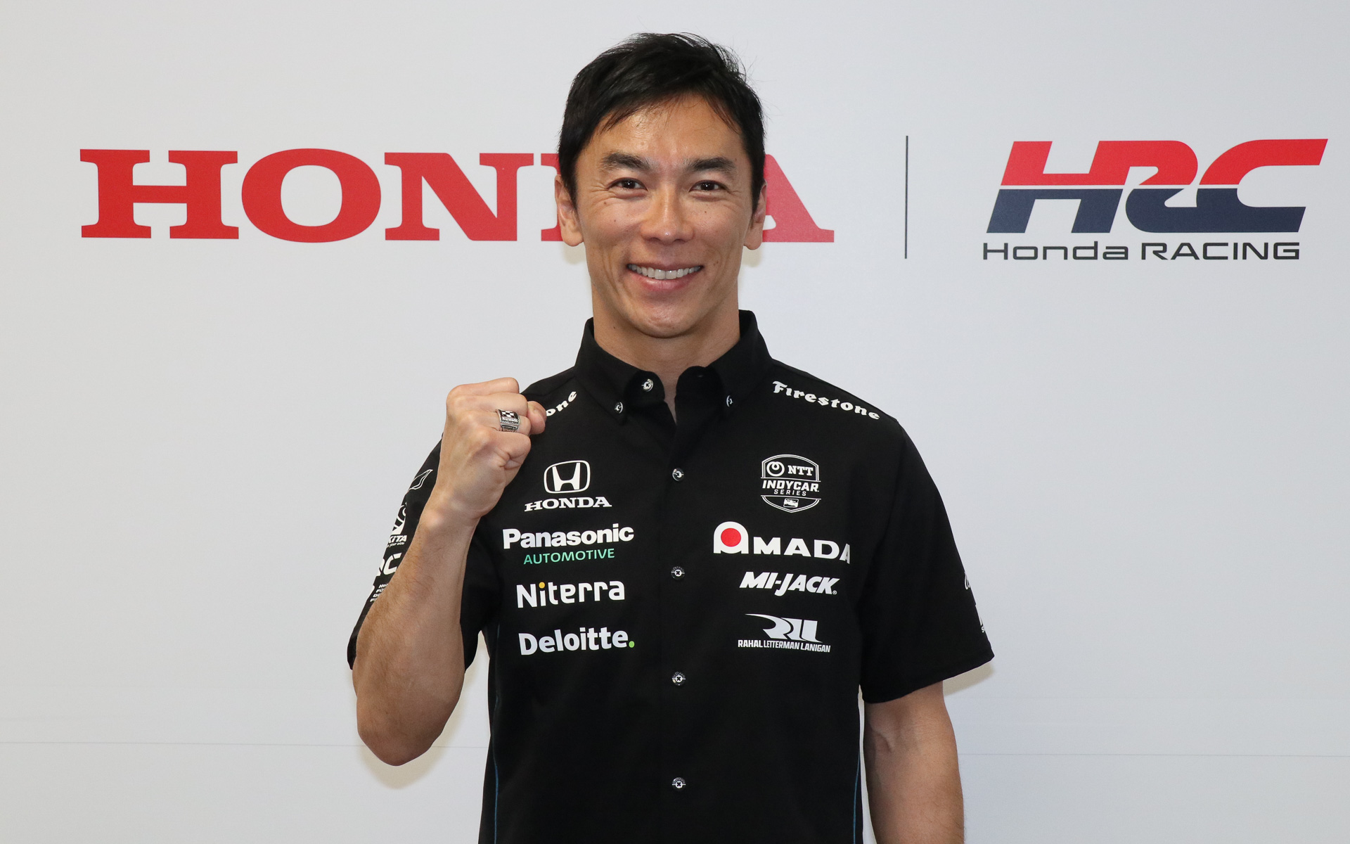 インディ500での3勝目に向けた意気込みをガッツポーズで示す佐藤琢磨選手。右手の薬指にはインディ500の勝者であることを示すチャンピオンリングが光る