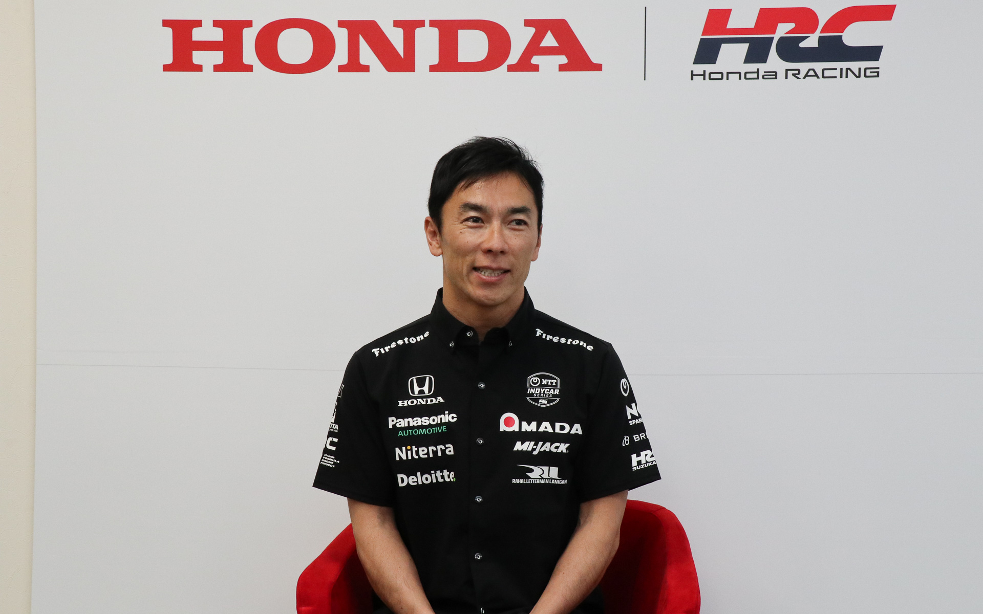 報道関係者からの質問に答える佐藤選手