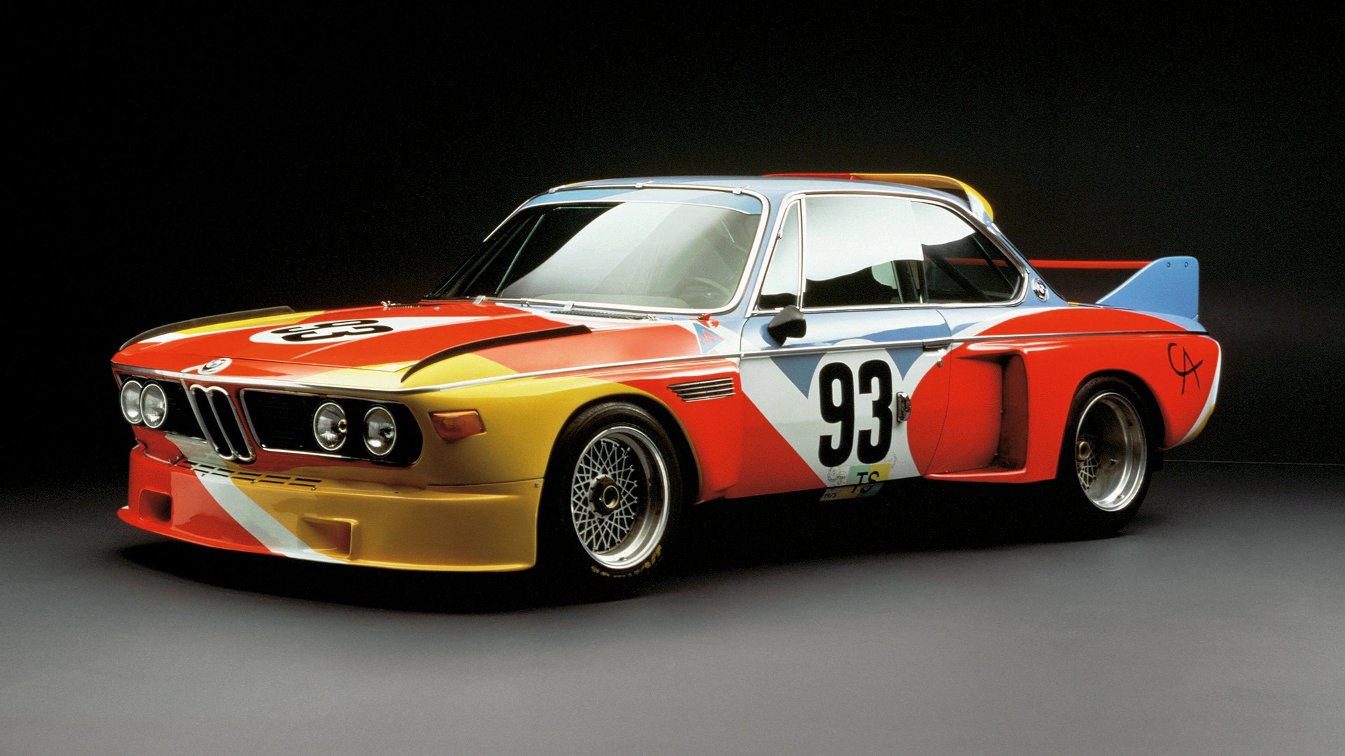 1975年にアメリカの彫刻家アレクサンダー・カルダー氏がデザインした「BMW 3.0 CSLレースカー」がアートカーの第1号