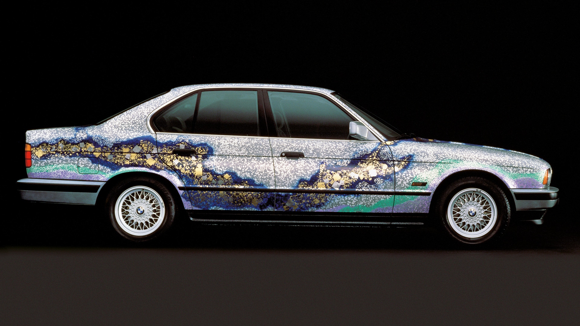 1990年に日本画家・版画家である加山又造氏が制作した「535i」
