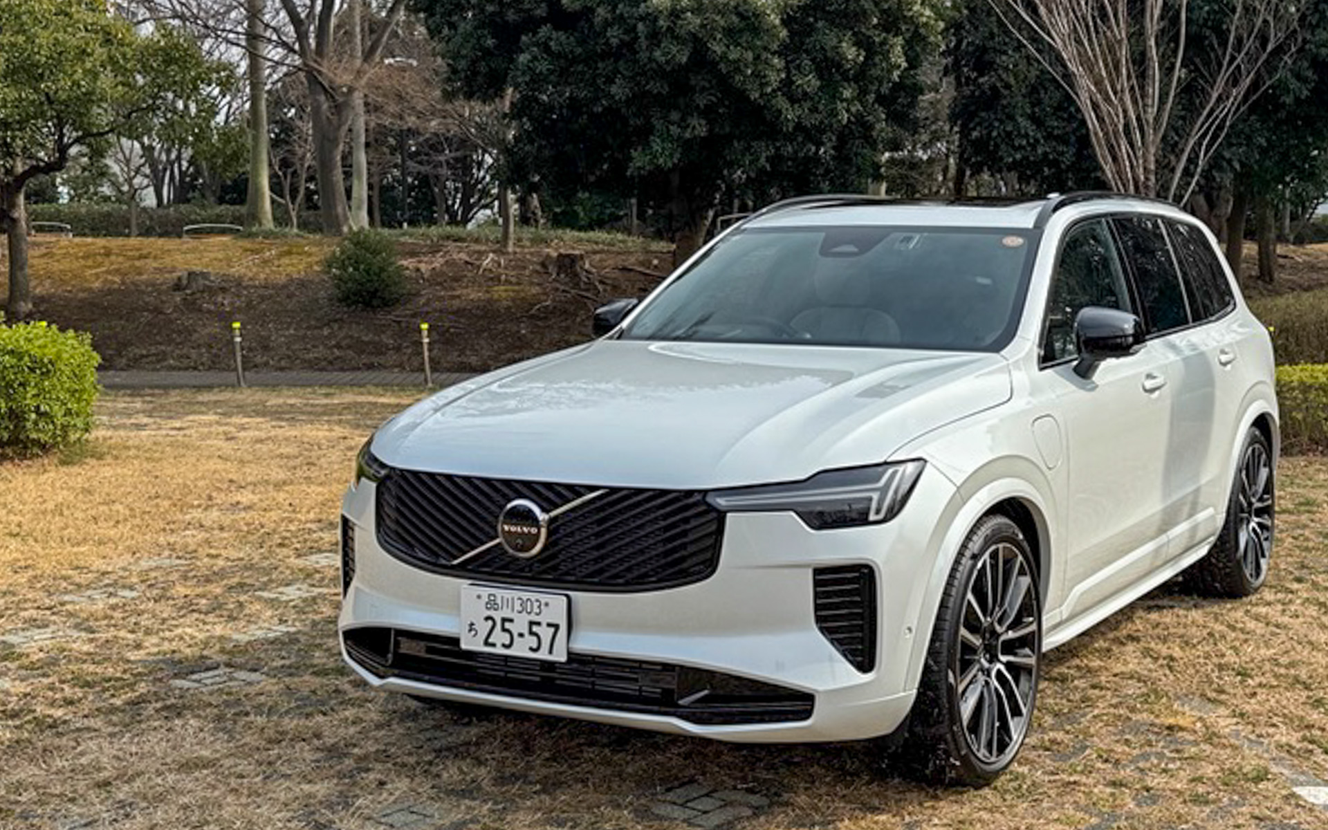 ボルボを代表するモデルとして位置付けられているXC90。最新EVと共通するモチーフが多く取り入れられ、モダンで優雅なデザインに刷新されました