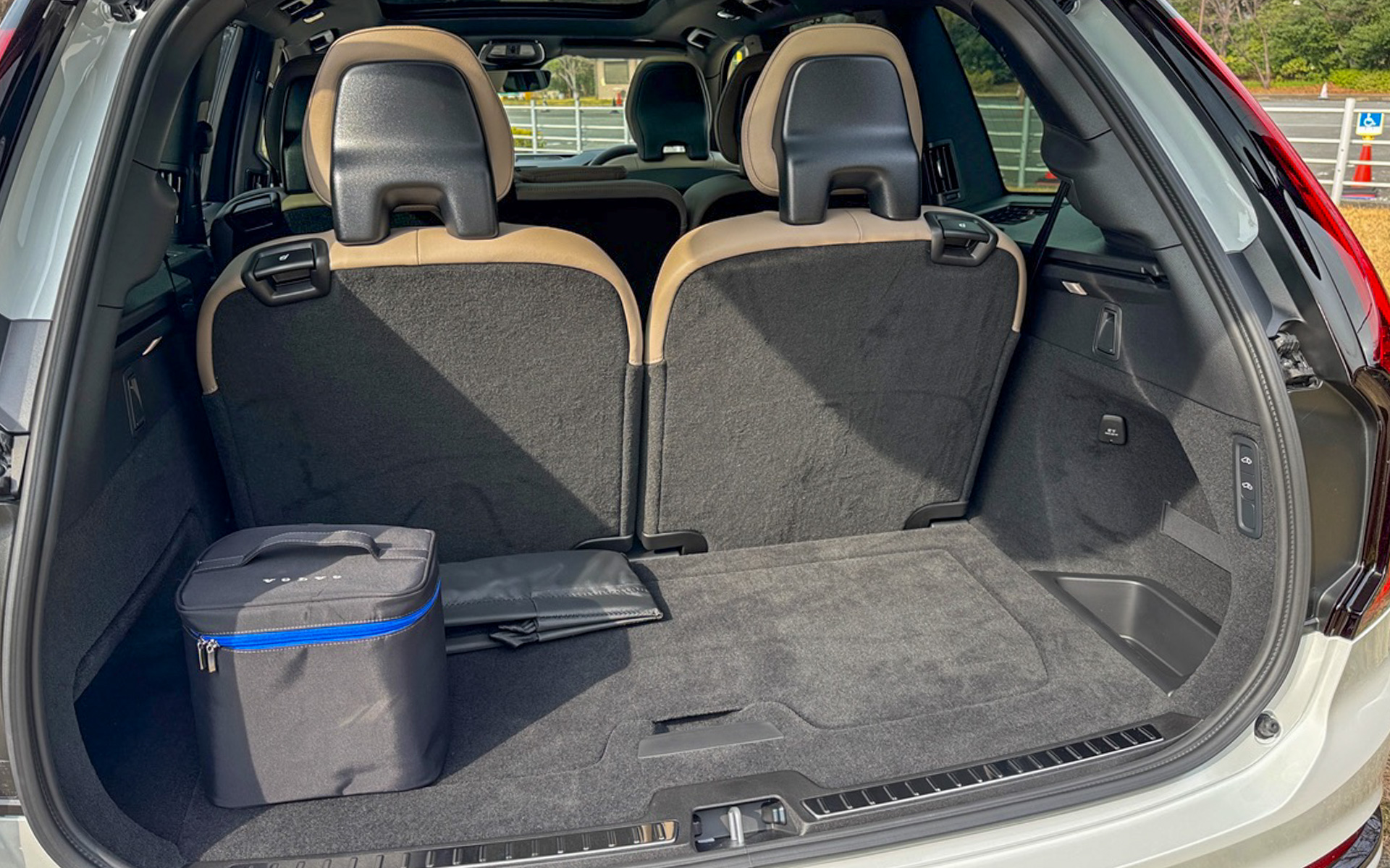 3列目シートを使用してしまうと、荷物がほとんど積めない！　となるモデルもある中で、XC90はたっぷりのラゲッジ容量を確保。3列目シートもしっかりとしたつくりで、乗り心地がよかったです