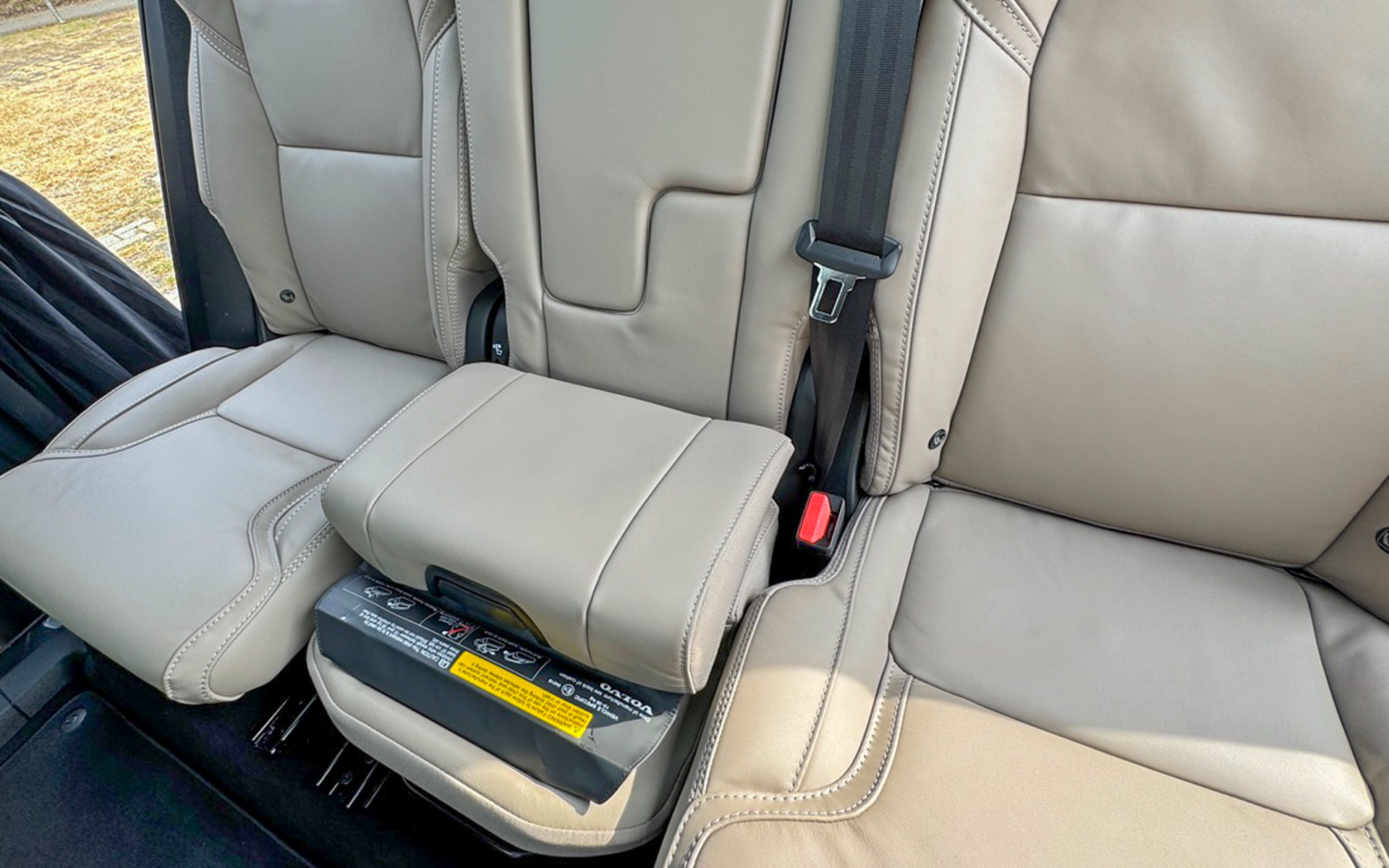 チャイルドセーフティに関して、どのメーカーよりも熱心に探求し、商品に反映させてきた歴史を自負するボルボ。このインテグレーテッド・チャイルド・クッションもさまざまなモデルに搭載されています