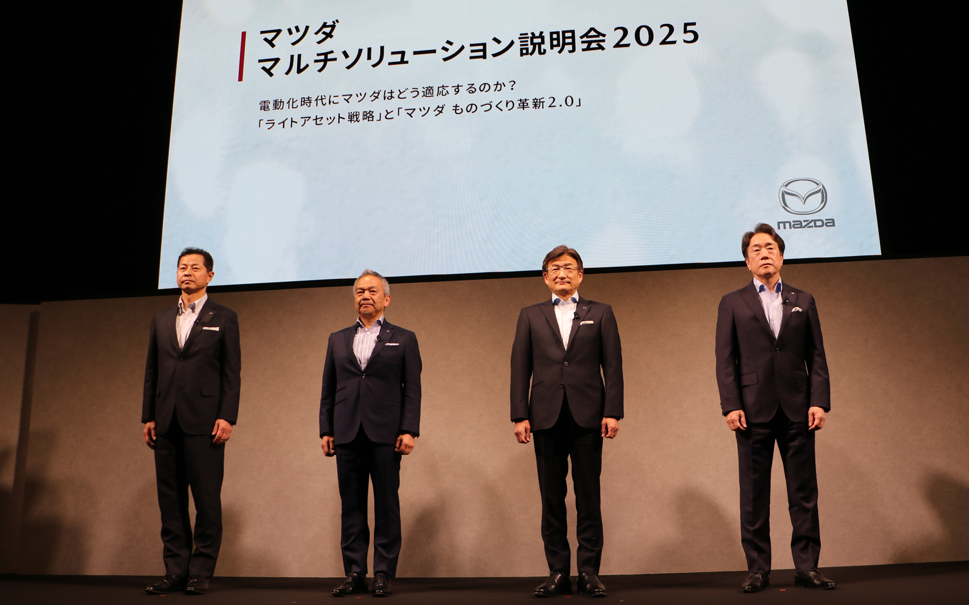 左から常務執行役員で生産技術・グローバル品質・カーボンニュートラル・コスト革新担当の弘中武都氏、常務執行役員で電動化推進担当の梅下隆一氏、取締役専務執行役員兼CTOの廣瀬一郎氏、代表取締役社長兼CEOの毛籠勝弘氏