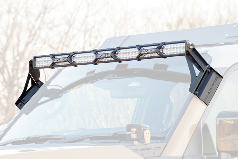 ランドクルーザー250用キットに使われているライトバーの明るさは、2万6500lm（ルーメン）、色温度は6000K（ケルビン）を誇る。消費電力は278kW、重量は3.5kg