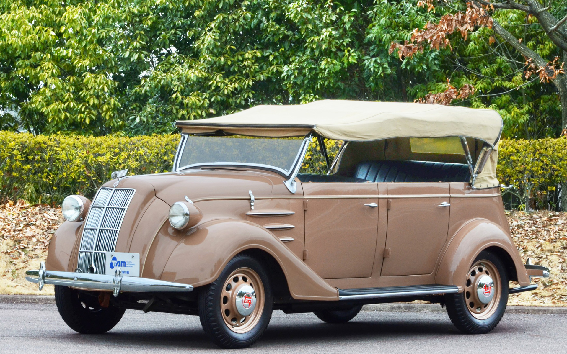 トヨタ AB型フェートン（1938年）：1936年に当時の豊田自動織機製作所自動車部から発表された、トヨタの第1号乗用車「トヨダAA型」と同時に開発されたオープンモデル。353台製作されたうちの1台で、現存するトヨタの車両のうち、走行できる最も古い車両