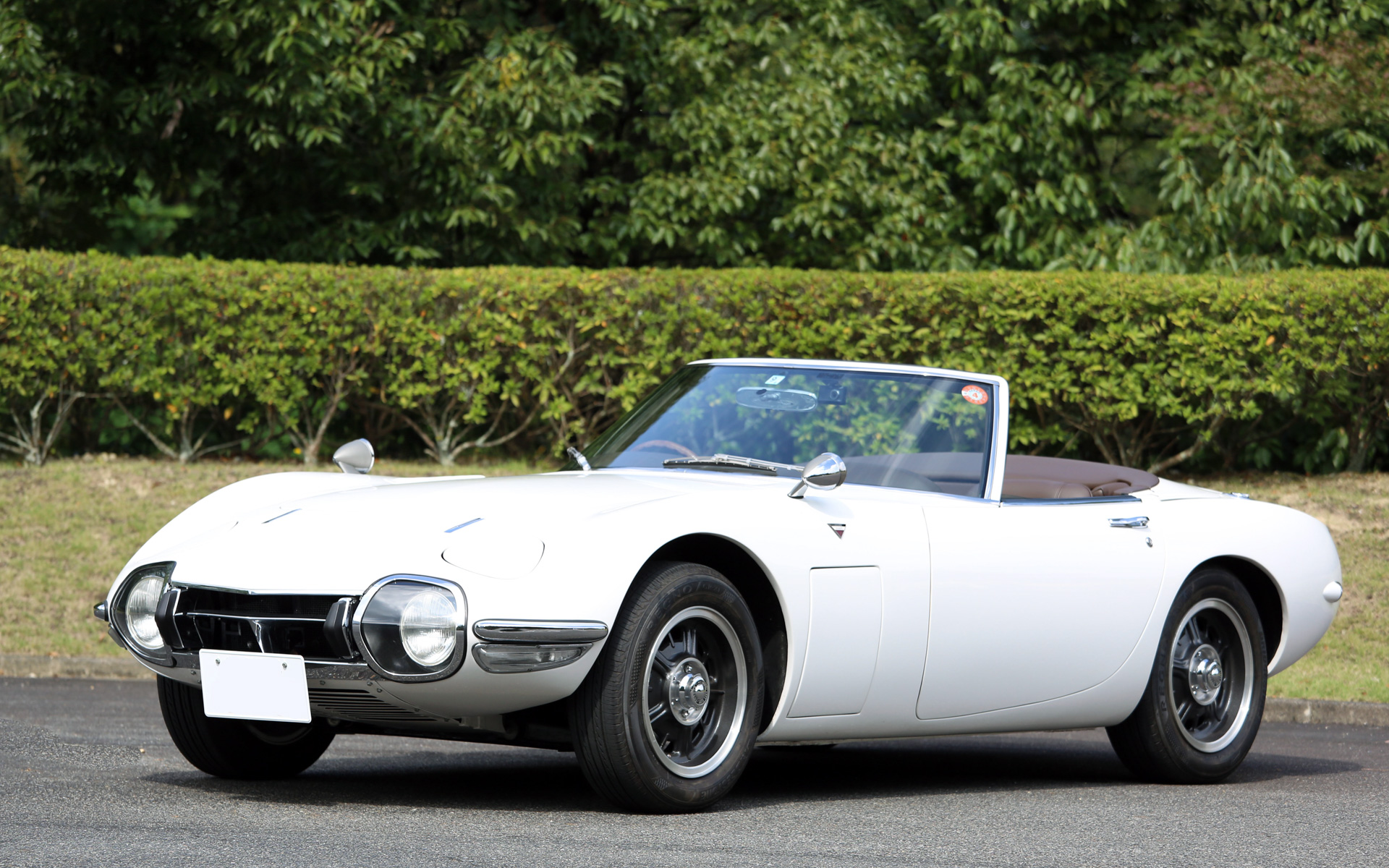 トヨタ 2000GT ロードスター（1967年）：高速道路が開通した1960年代はスポーツカーのニーズが高まり、海外輸出も見据え、ヤマハ発動機の協力を得て高性能グランツーリスモとして開発された。超高速耐久トライアルや、人気スパイ映画への登場などで話題となり、海外から見る日本車のイメージを大きく変えるきっかけとなった
