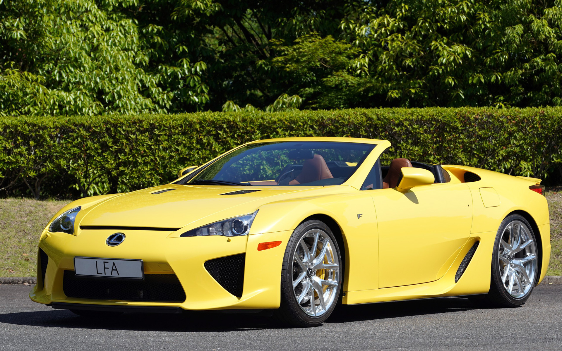 レクサス LFA スパイダー（2012年）：軽量高強度のカーボン繊維強化樹脂ボディや、スムーズに吹けあがるエンジンなどあらゆる面で最高の技術が投入されたレクサスのスーパースポーツ。世界第一級の運動性能に加え、運転がもたらす感動やエンジン音などの官能的な性能は海外からも称賛を浴びた