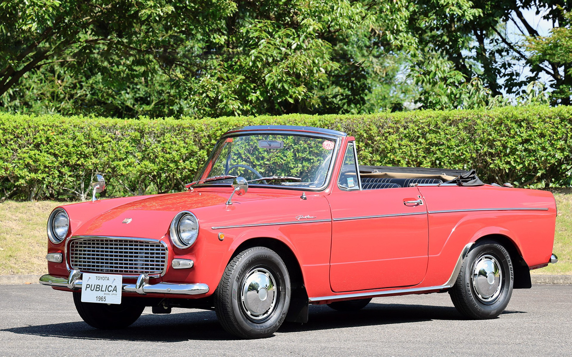 トヨタ パブリカ コンバーチブル UP10S（1965年）：政府の国民車構想に合わせて開発され、1961年に発売された大衆車で、車名を公募し話題を集めた。空冷2気筒のエンジンを搭載するなどシンプルな作りだったが、豪華さを求める時代に合わせてコンバーチブルモデルを設定することで売れ行きを伸ばし、日本のモータリゼーションのきっかけになった