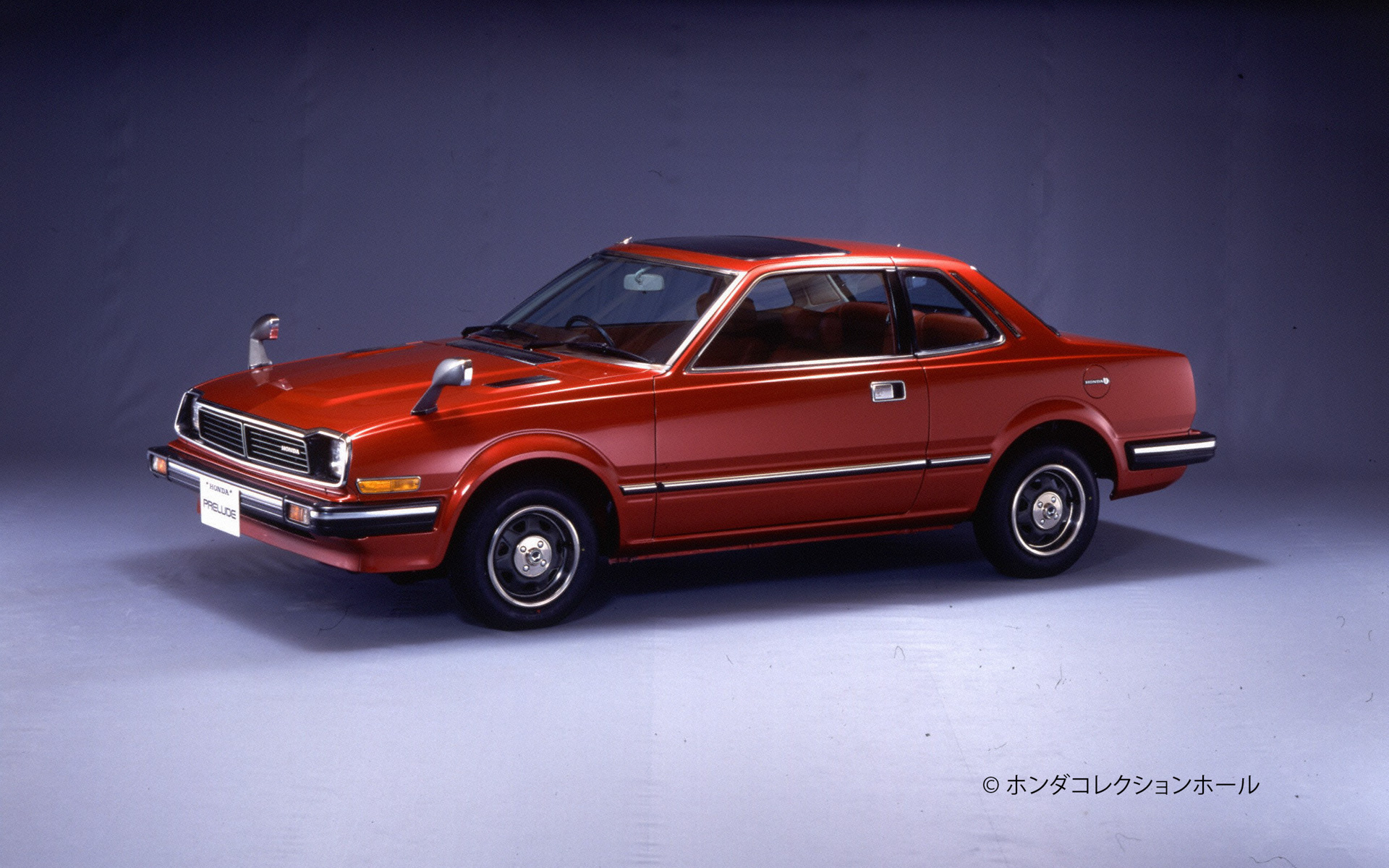 ホンダ プレリュード（1978年）：クルマの個性化をリードしたスペシャリティクーペ。ロングノーズショートデッキのスタイルが特徴。集中ターゲットメーターや国産車初の電動式サンルーフを採用し、居住空間は先進的で快適。軽快でスポーティなハンドリングと優れた乗り心地を実現した