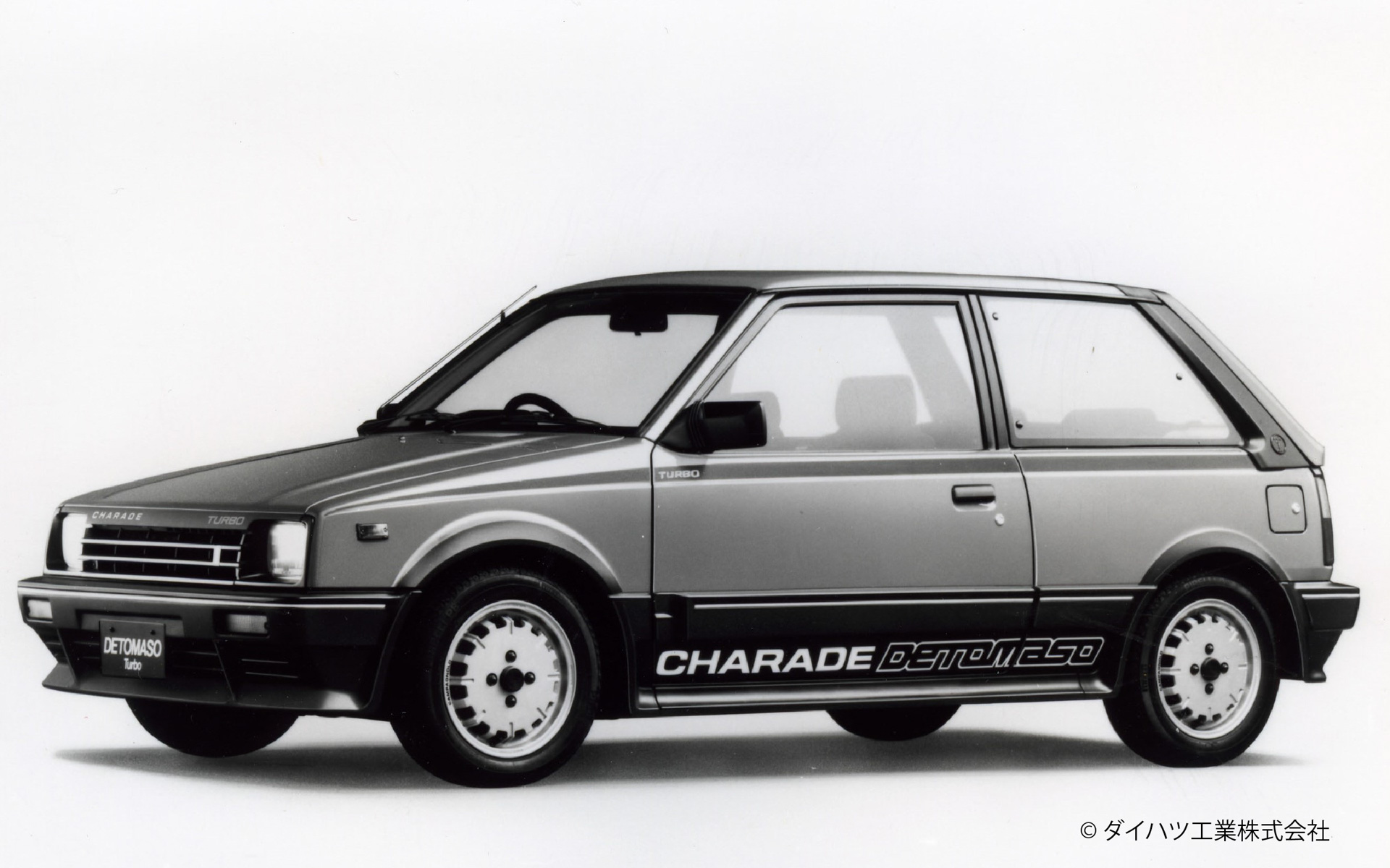 ダイハツ シャレード デトマソ（1984年）：シャレードターボをベースに機能性重視の内外装備品で仕上げた日伊共同開発車で、高性能CB50型4サイクル3気筒1.0リッターターボエンジンを搭載。スポーティかつ大胆なエアロを装着し、空気抵抗軽減と高速安定性を追求した個性あふれるスタイルで人気を博した