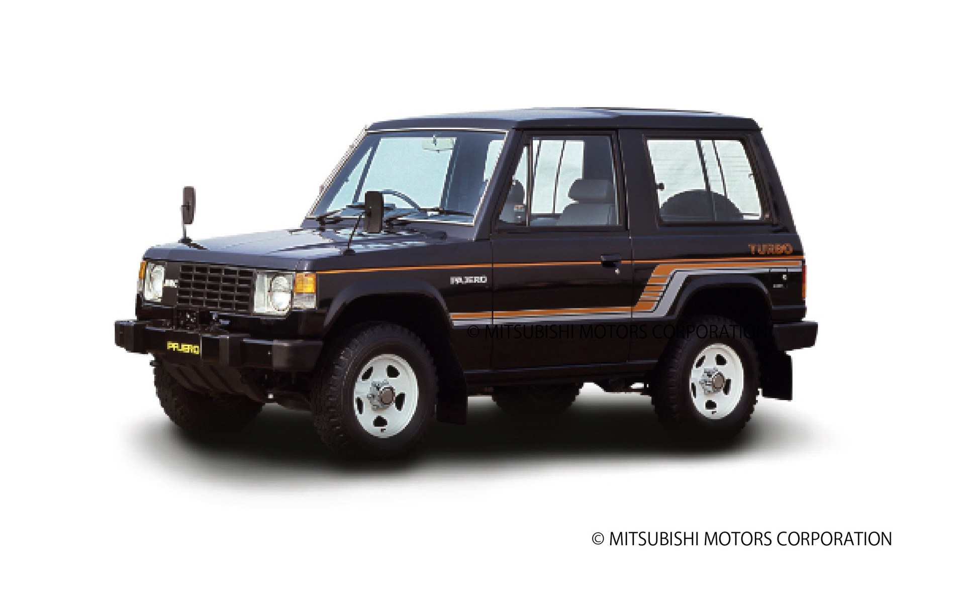 三菱自動車 パジェロ（1982年）：1980年代のスキーやサーフィンといったアウトドアブームの高まりとともに登場。卓越したオフロード性能と乗用車並みの扱いやすさを兼ね備えた「本格4WD」としてRV/4WDブームのけん引役となった。パリ・ダカールラリーで活躍し、お茶の間を沸かせた