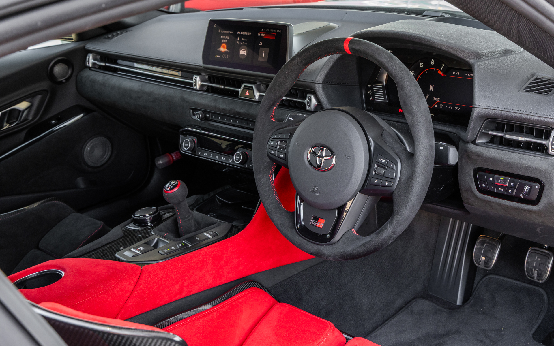 ステアリングホイール、ドアトリム、センターコンソールニーパッド、センターアームレスト、シフトノブ、ソフトブーツ、インストルメントパネル中央部の表皮にアルカンターラを採用。シートベルトも赤色となる
