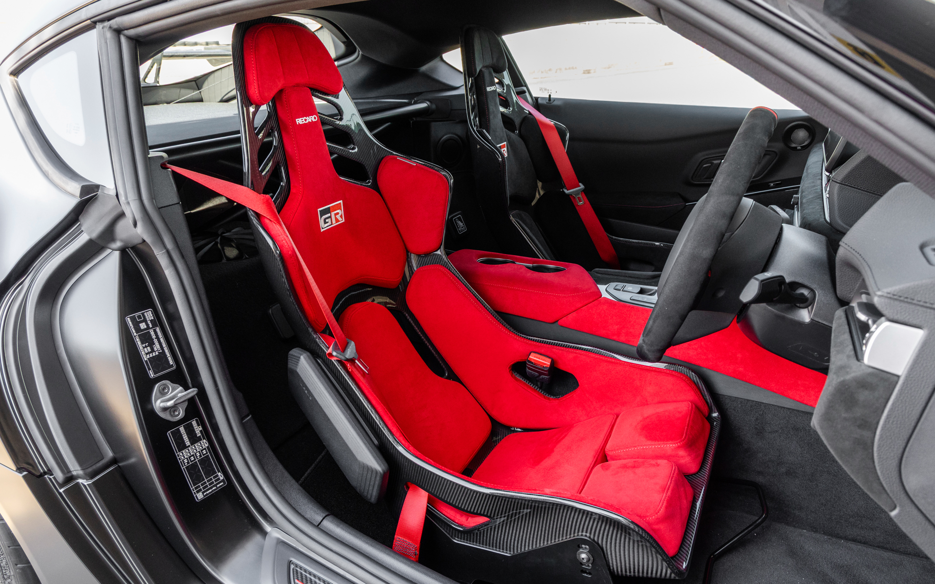 シートパッドにアルカンターラを採用したレカロ製カーボンフルバケットシート「RECARO Podium CF」を採用。運転席はレッド、助手席はブラックとゾーン分けを行なっている